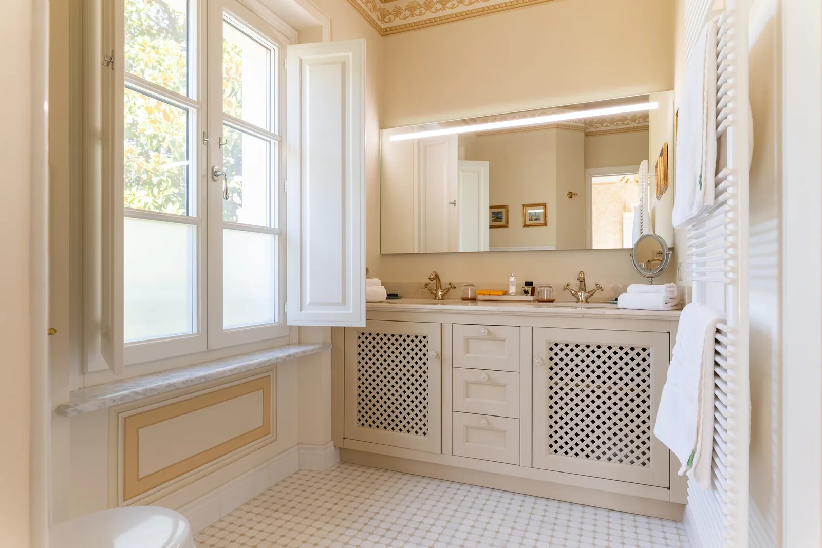 Baño del Dormitorio Azul con lavabo doble en Villa Marie