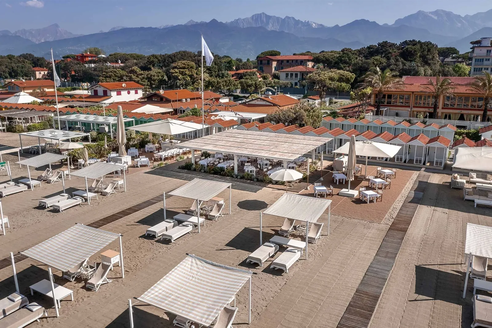 Club de playa privado en Forte dei Marmi, con pérgolas reservadas junto al mar
