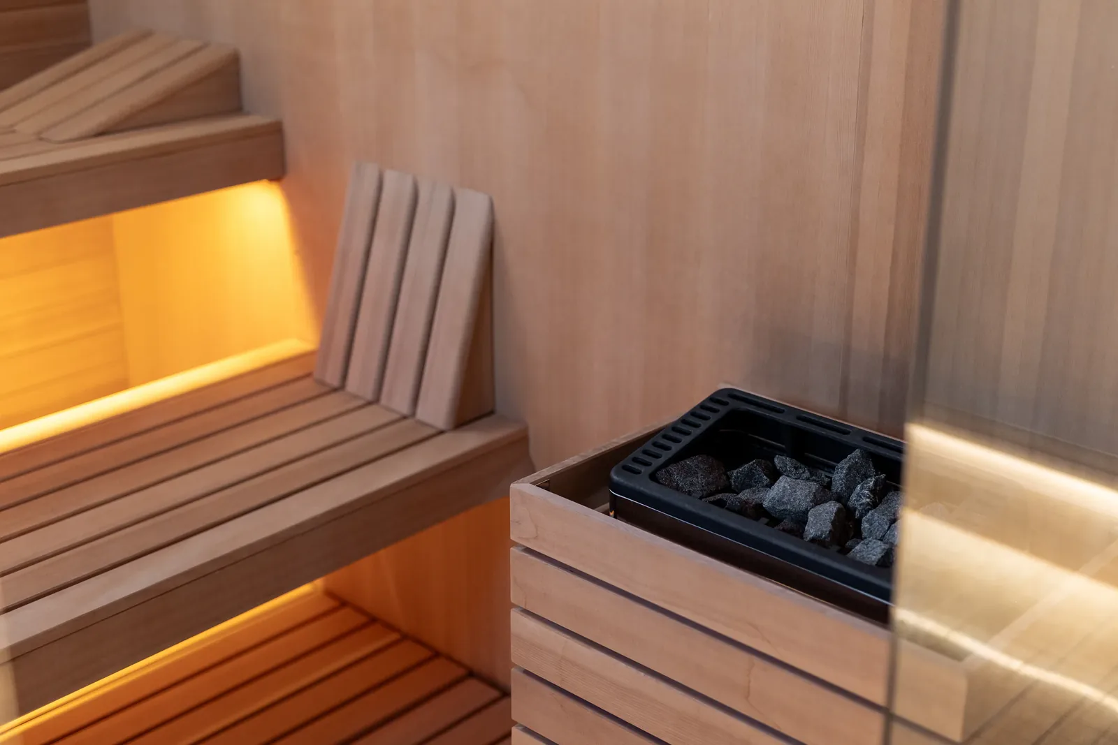 Estufa y bancos de madera de la sauna privada de Villa Marie