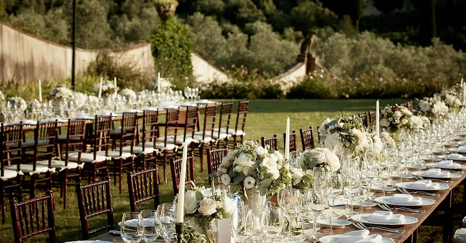 Mesas de boda decoradas con flores al aire libre
