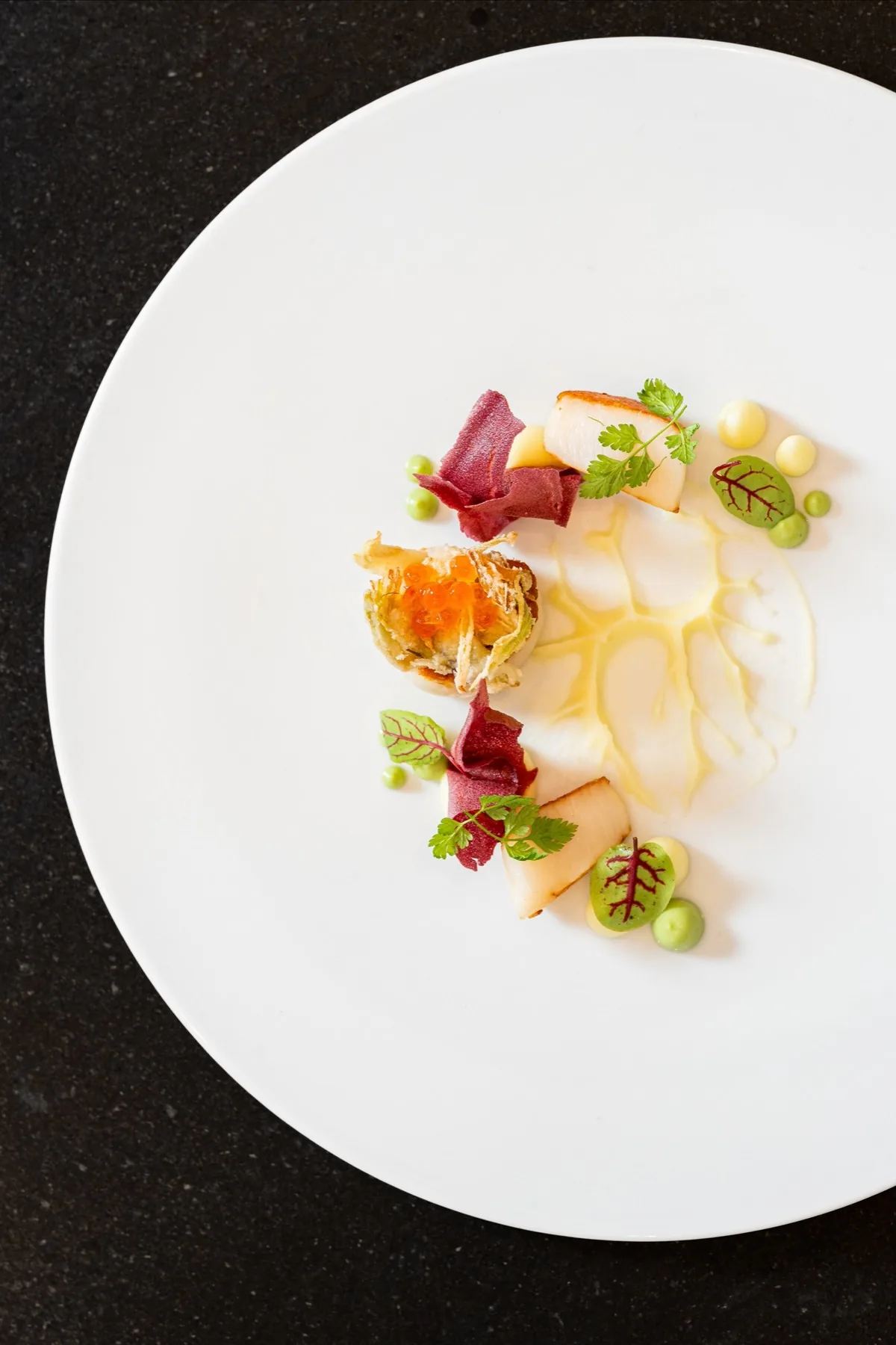 Plato de marisco con guarniciones vegetales en Villa Marie