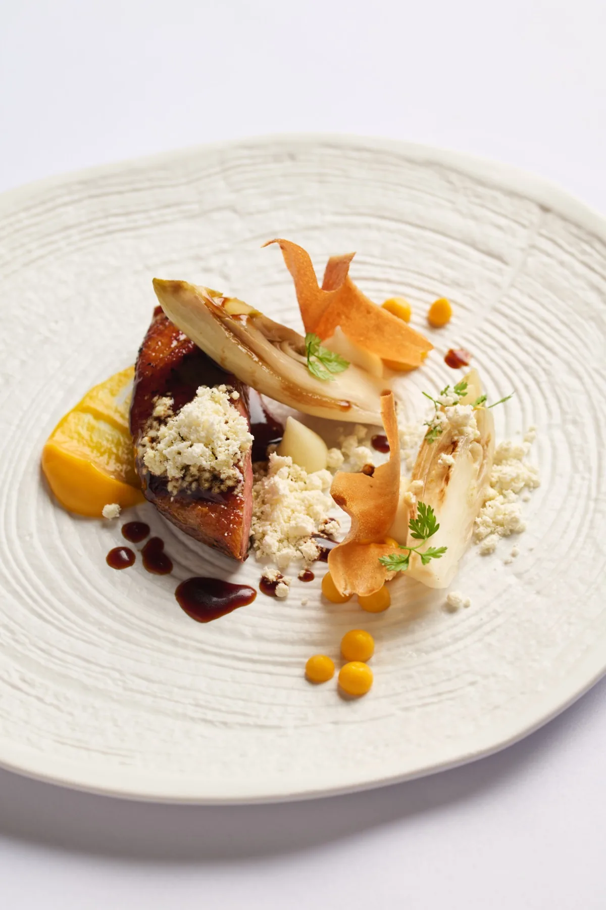 Plato del menú degustación con verduras y elementos crujientes en Villa Marie