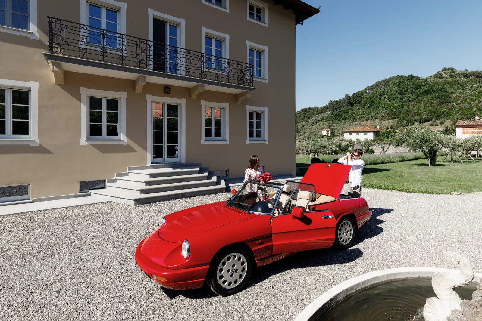 Alfa Romeo Spider rouge classique à Villa Marie en Toscane