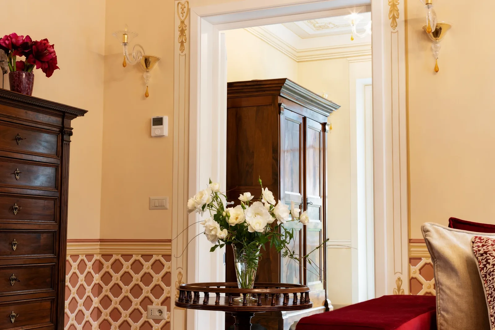Bouquet blanc et miroir entre deux pièces du salon de Villa Marie