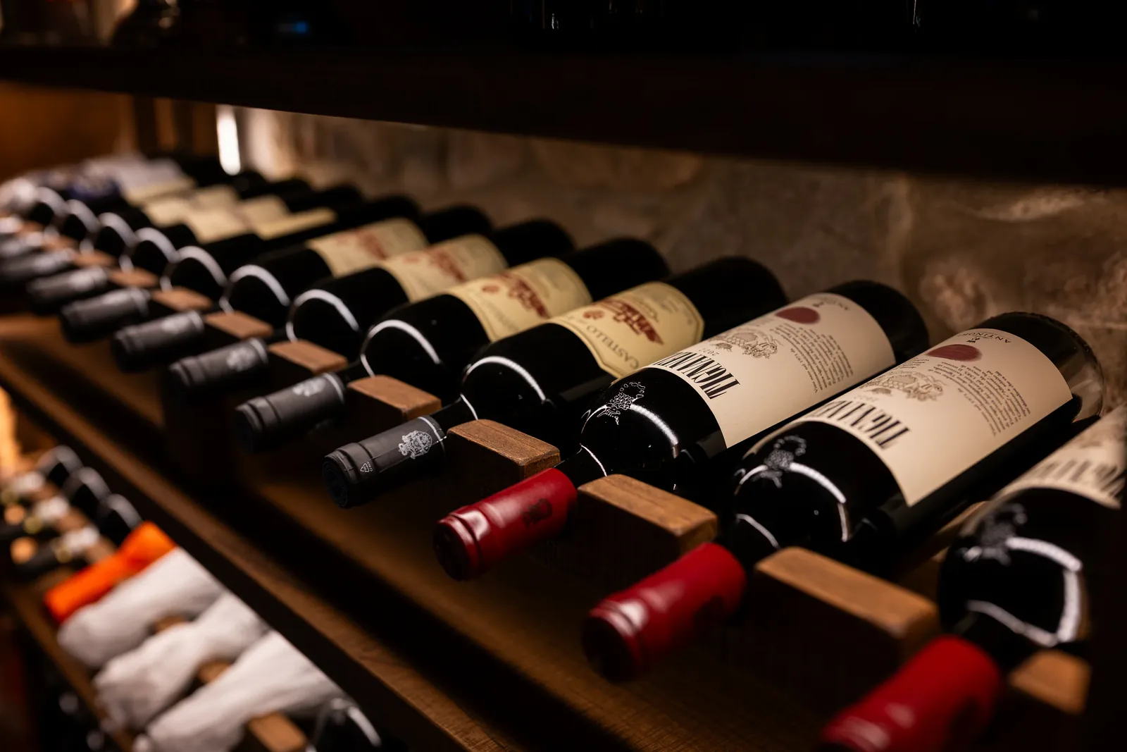 Bouteilles de vin couchées sur les rayonnages de la cave de Villa Marie