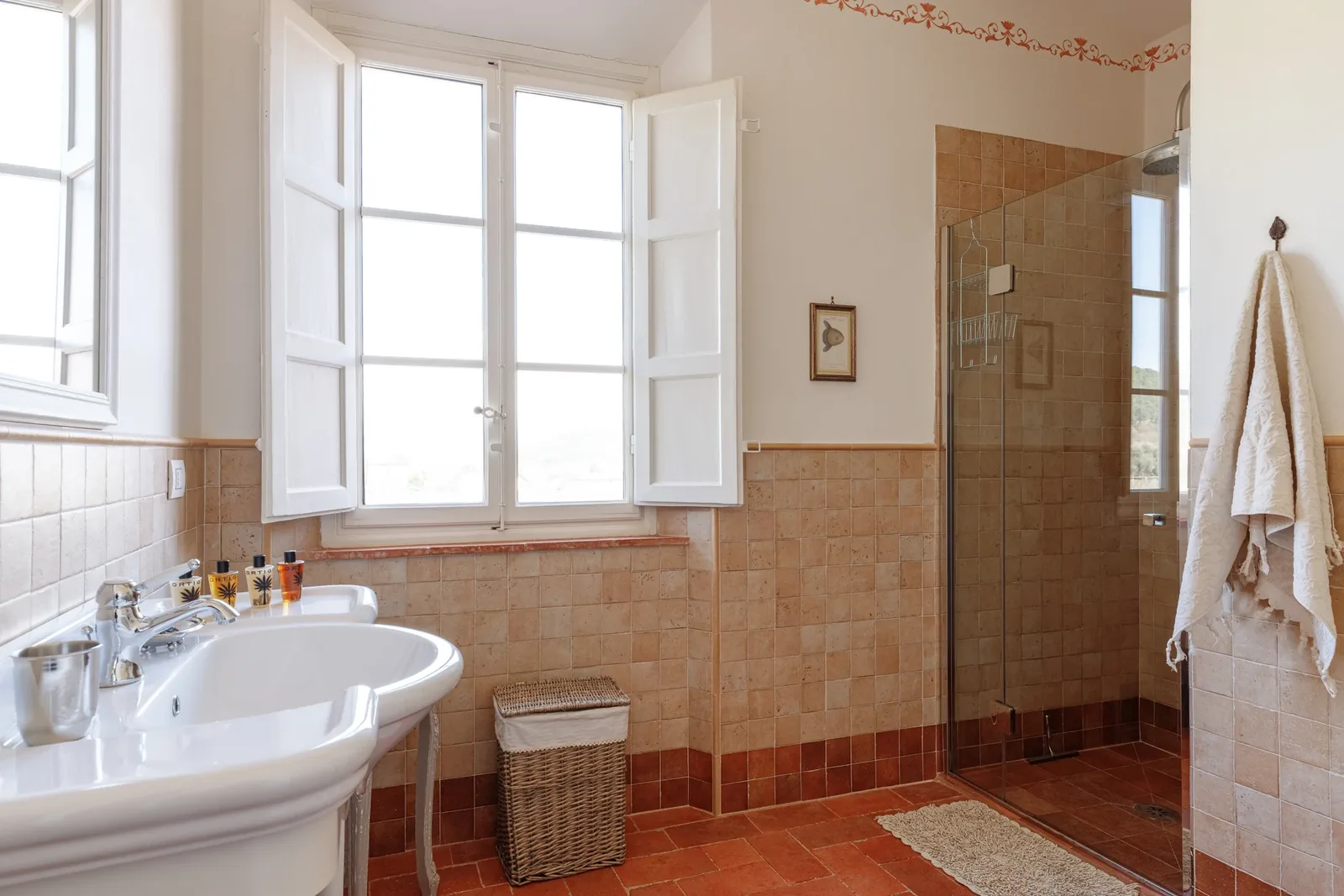 Salle de bains de la chambre 1 de Casa del Contadino avec double vasque et douche