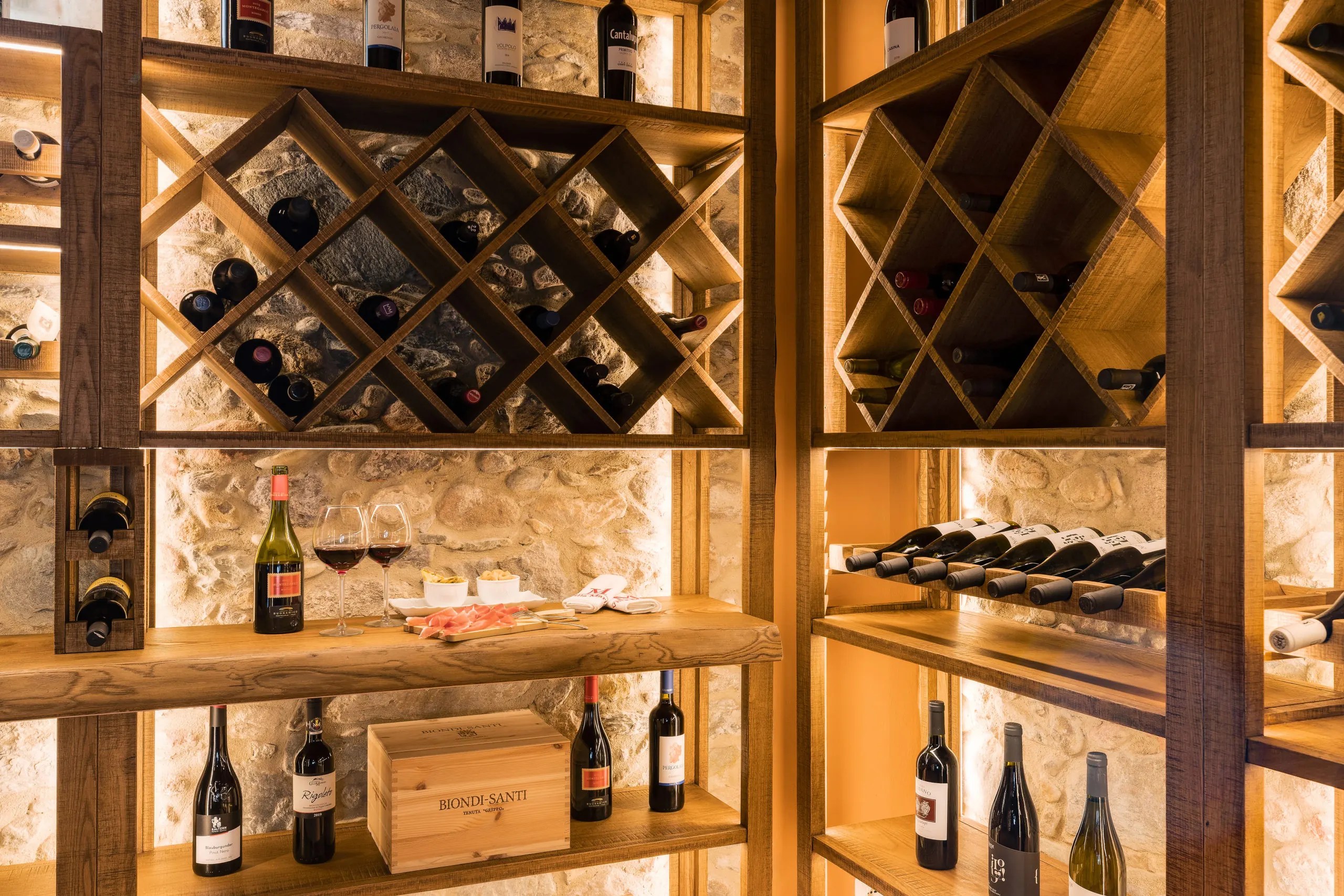 Casiers en bois et bouteilles dans la cave à vin privée de Villa Marie