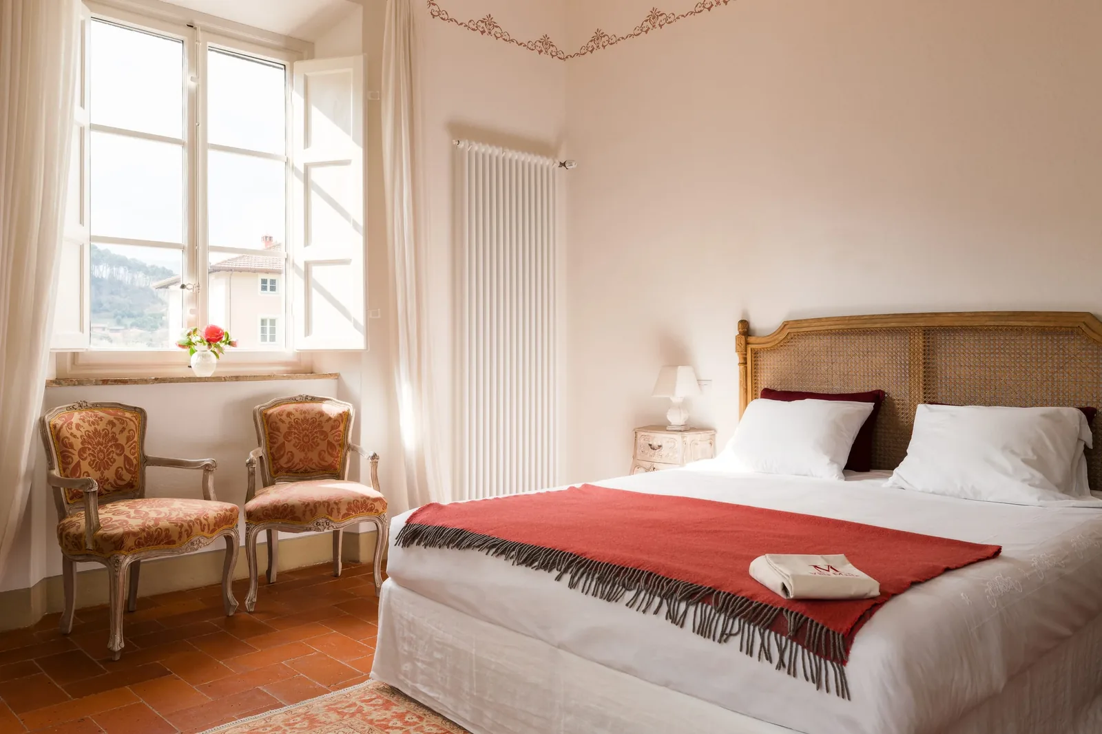 Chambre double de Casa del Contadino avec fauteuils près de la fenêtre