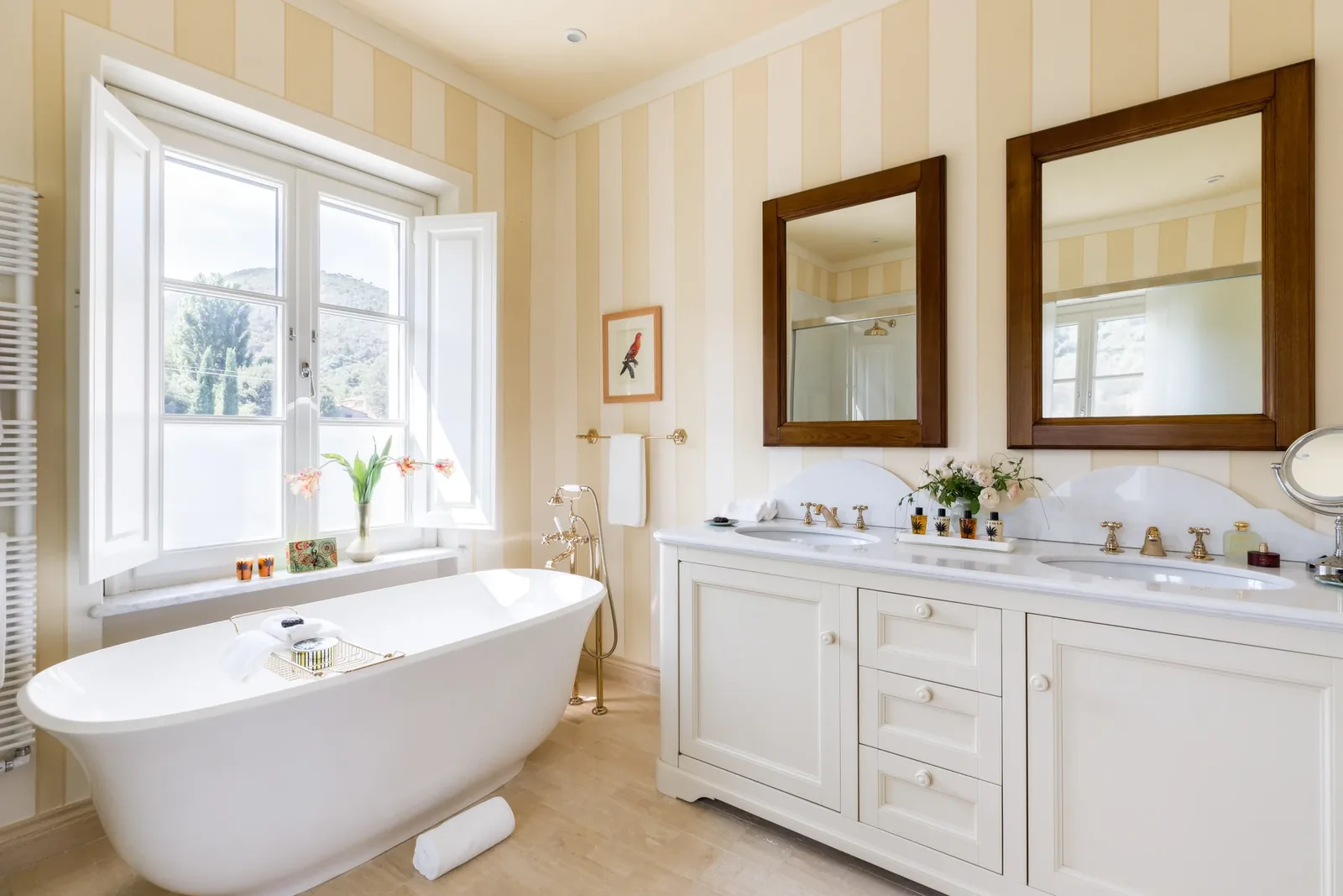 Baignoire devant la fenêtre de la salle de bains de la Chambre jaune
