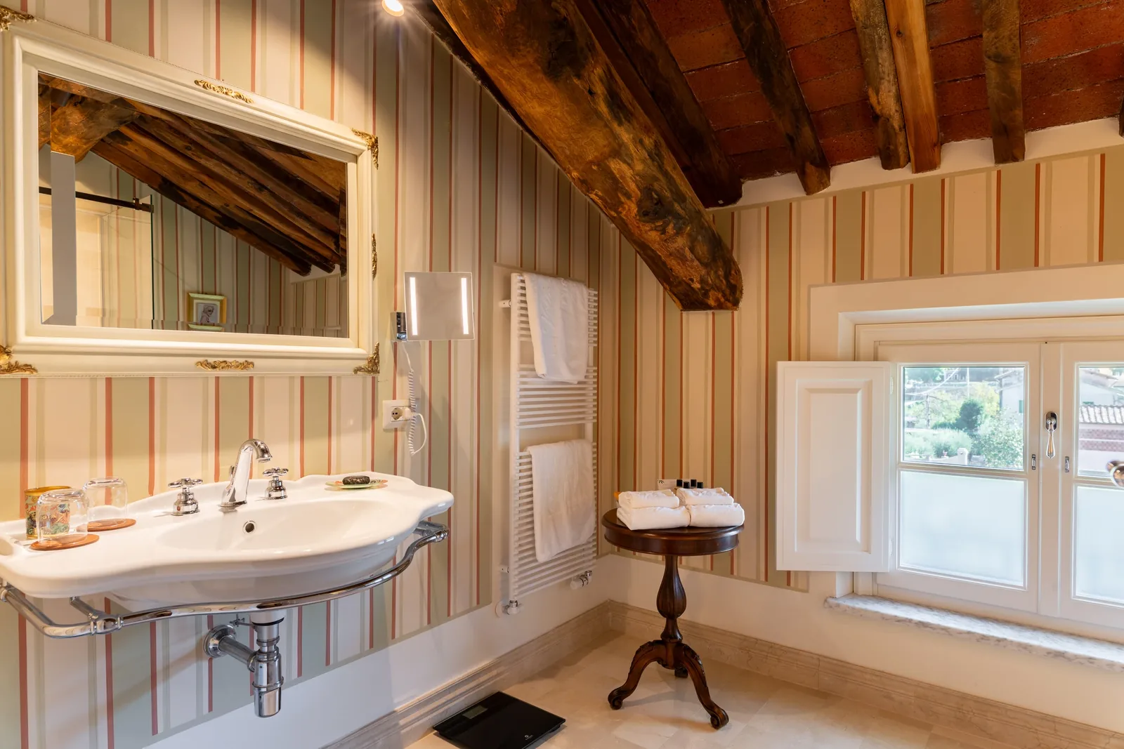 Salle de bains de la Chambre verte avec double vasque sous les poutres