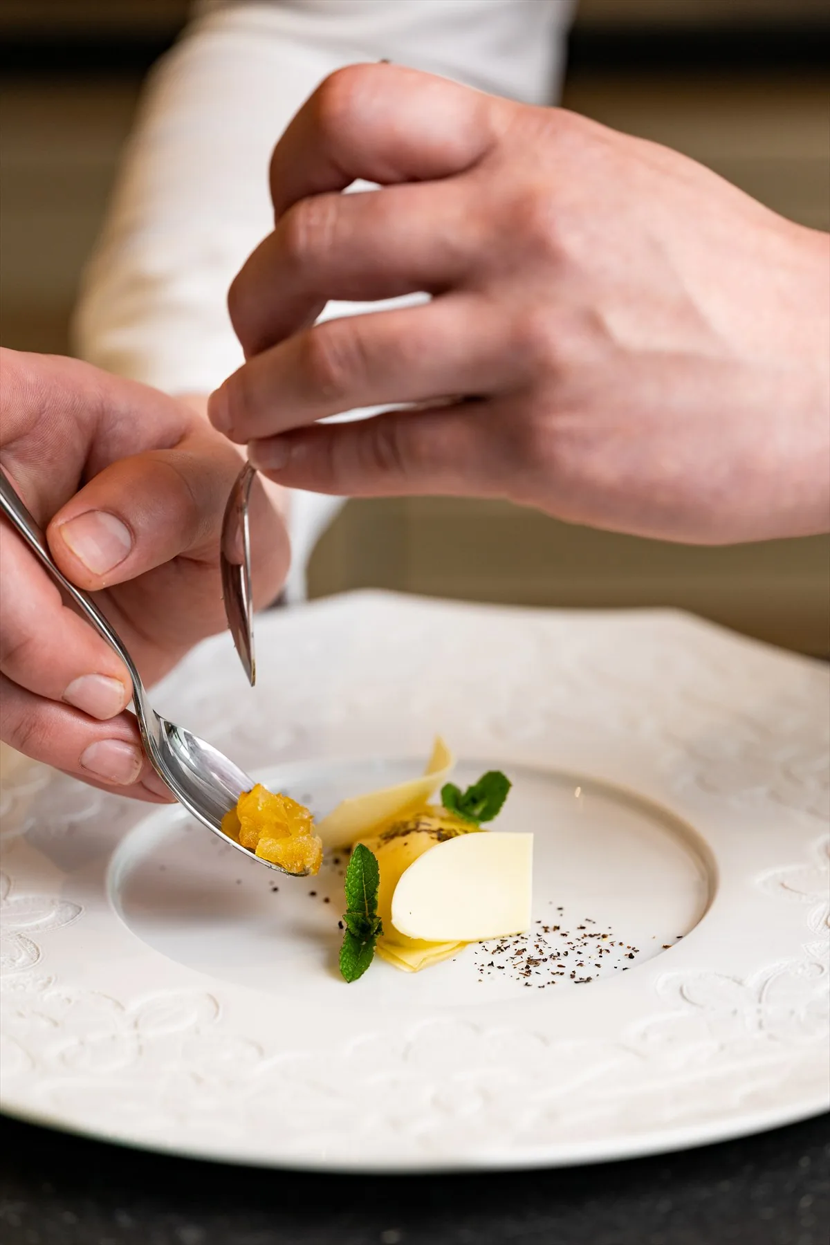 Le chef privé dresse un plat gastronomique à Villa Marie