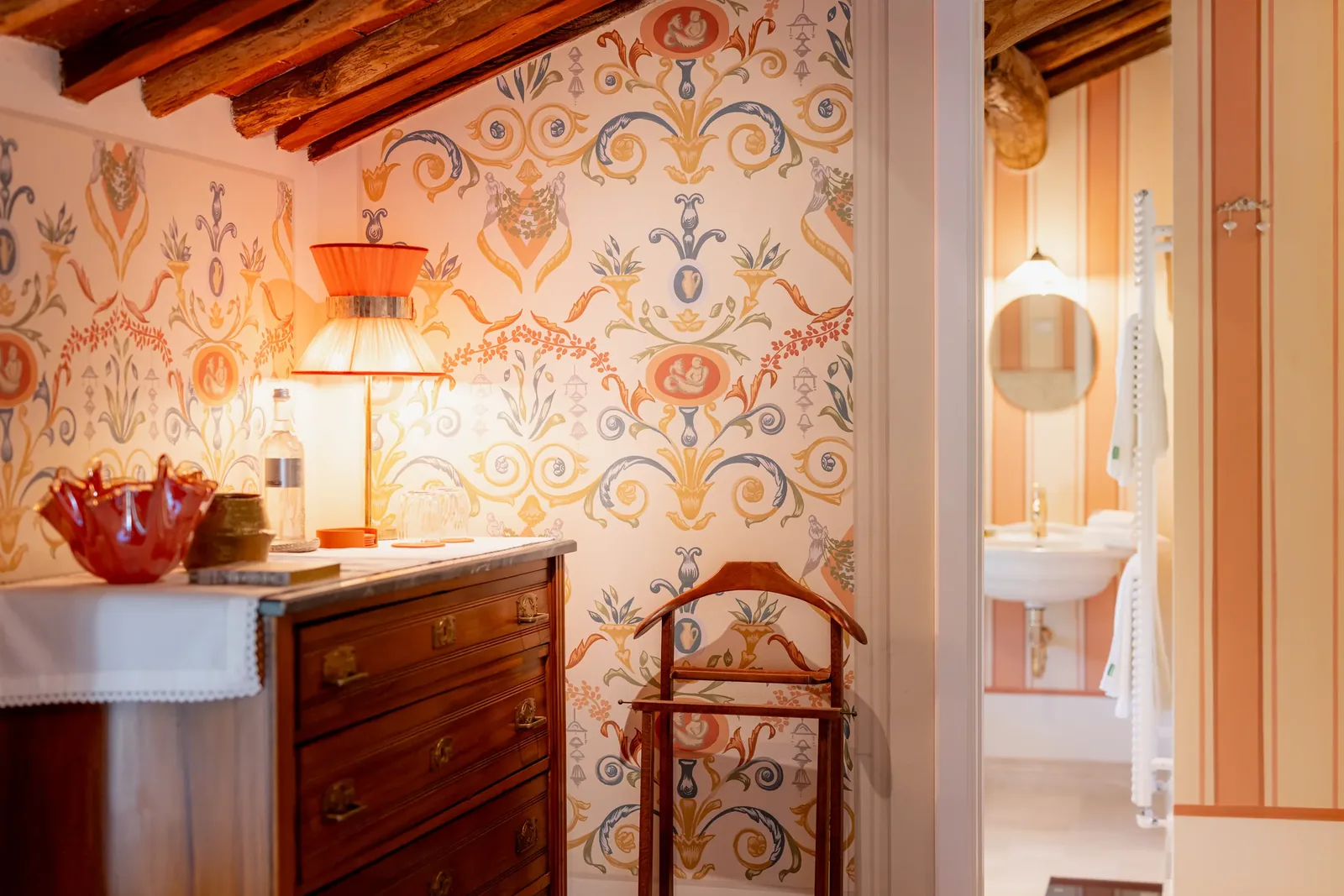 Commode et décor mural peint dans la Chambre orange de Villa Marie