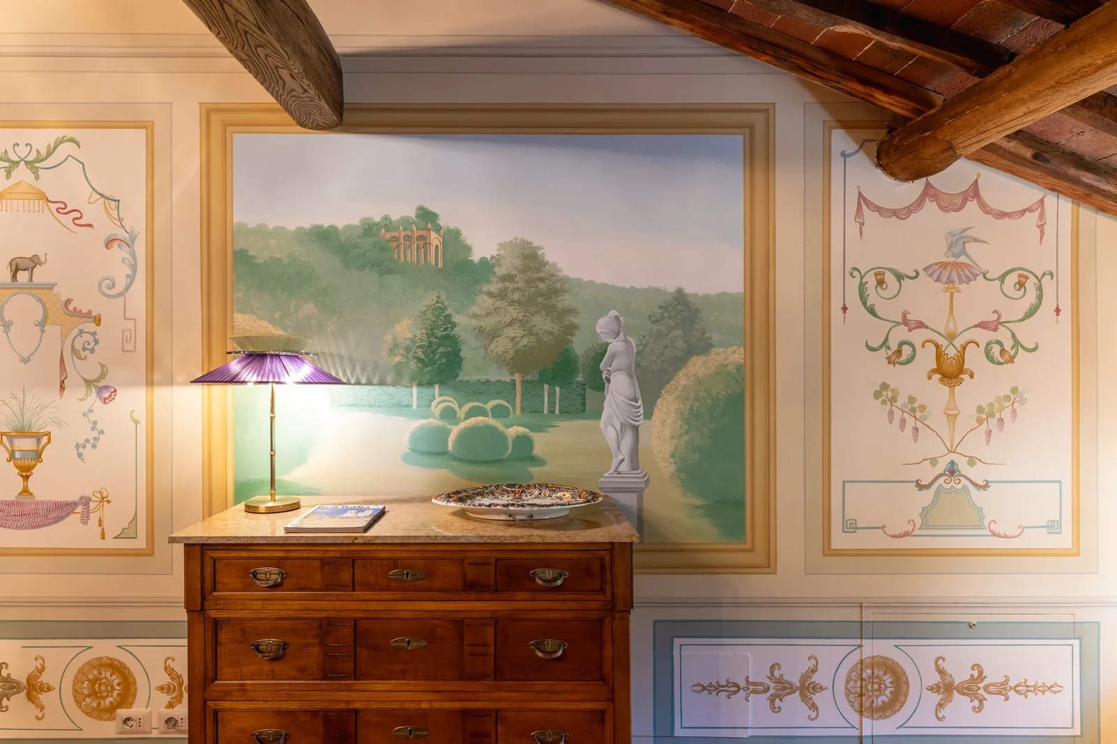 Commode et paysage peint sur le mur du salon du deuxième étage de Villa Marie