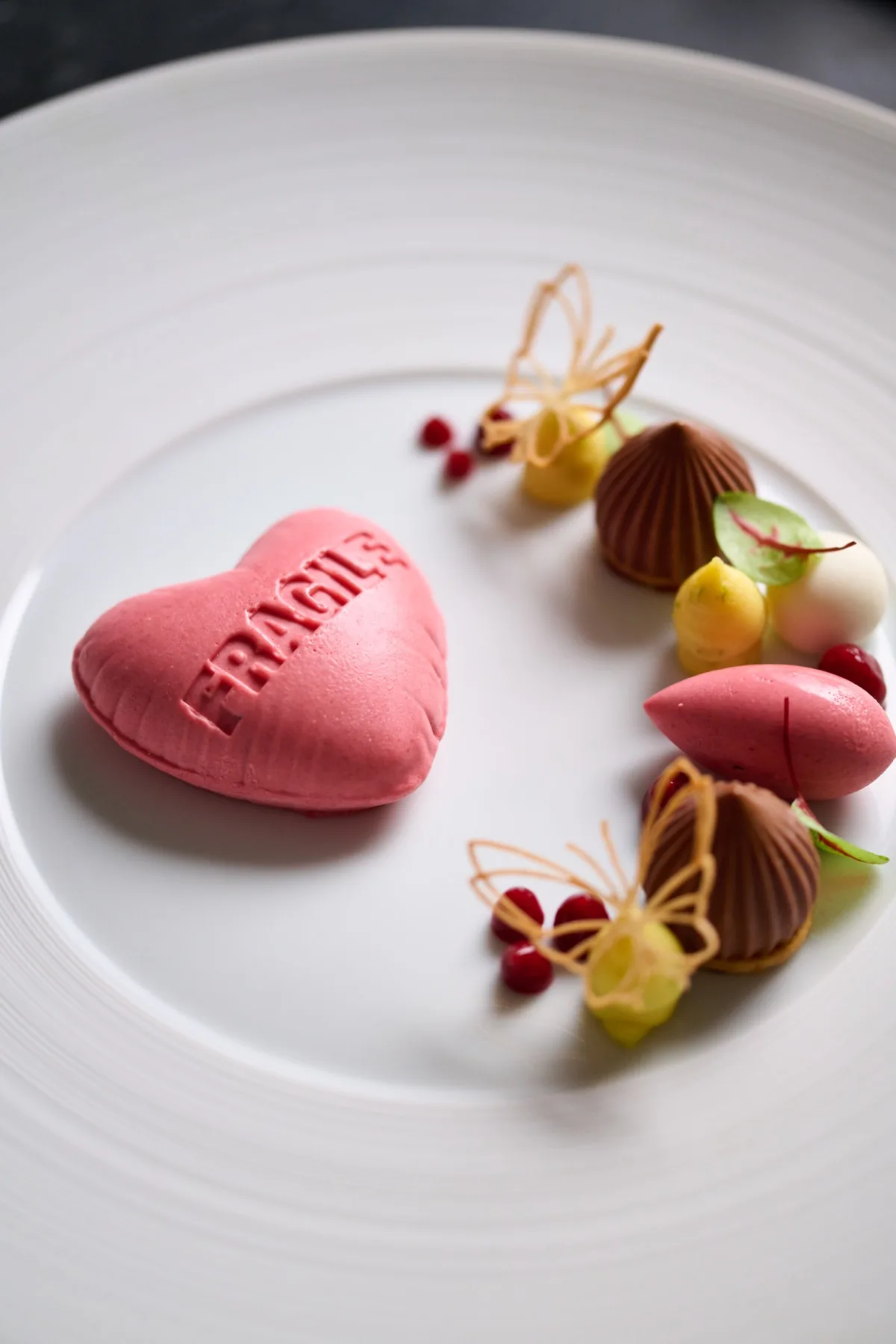 Dessert en forme de cœur rose portant le nom de Villa Marie