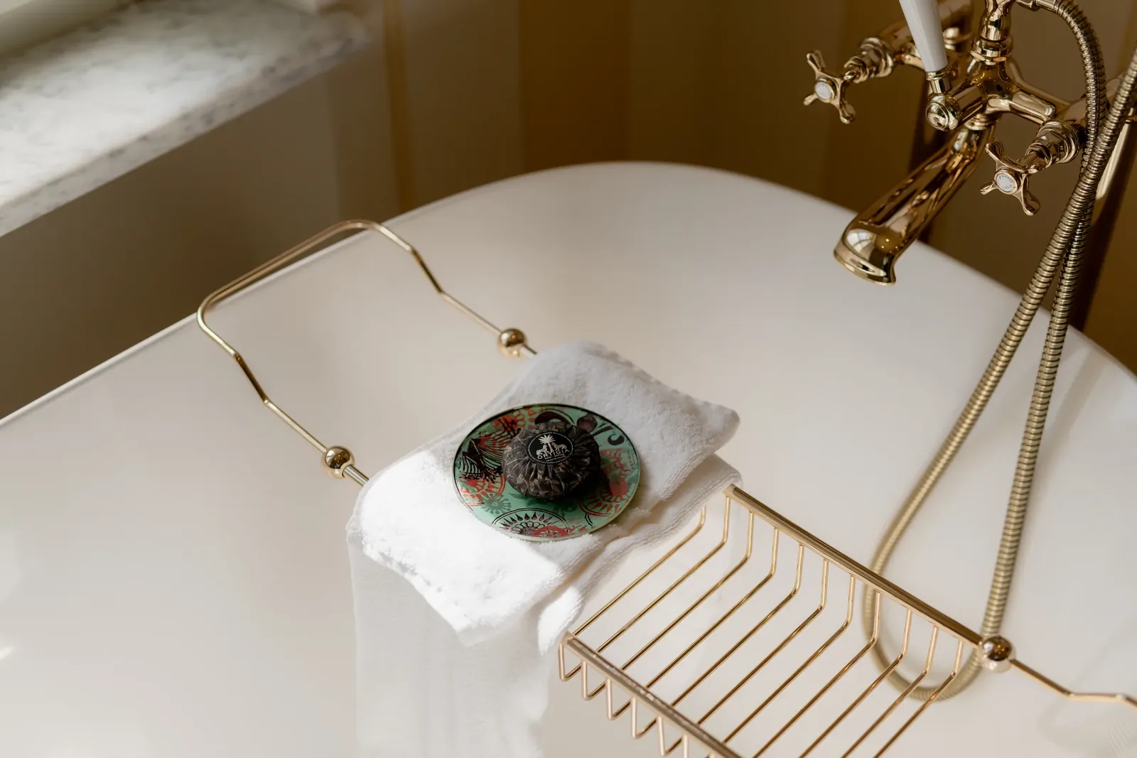 Détail de la baignoire dans la Chambre jaune de Villa Marie