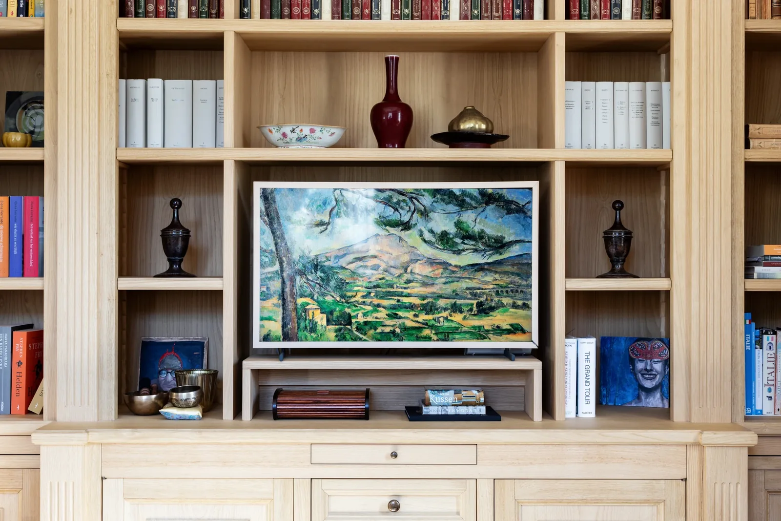 Écran de télévision intégré aux étagères de la bibliothèque de Villa Marie