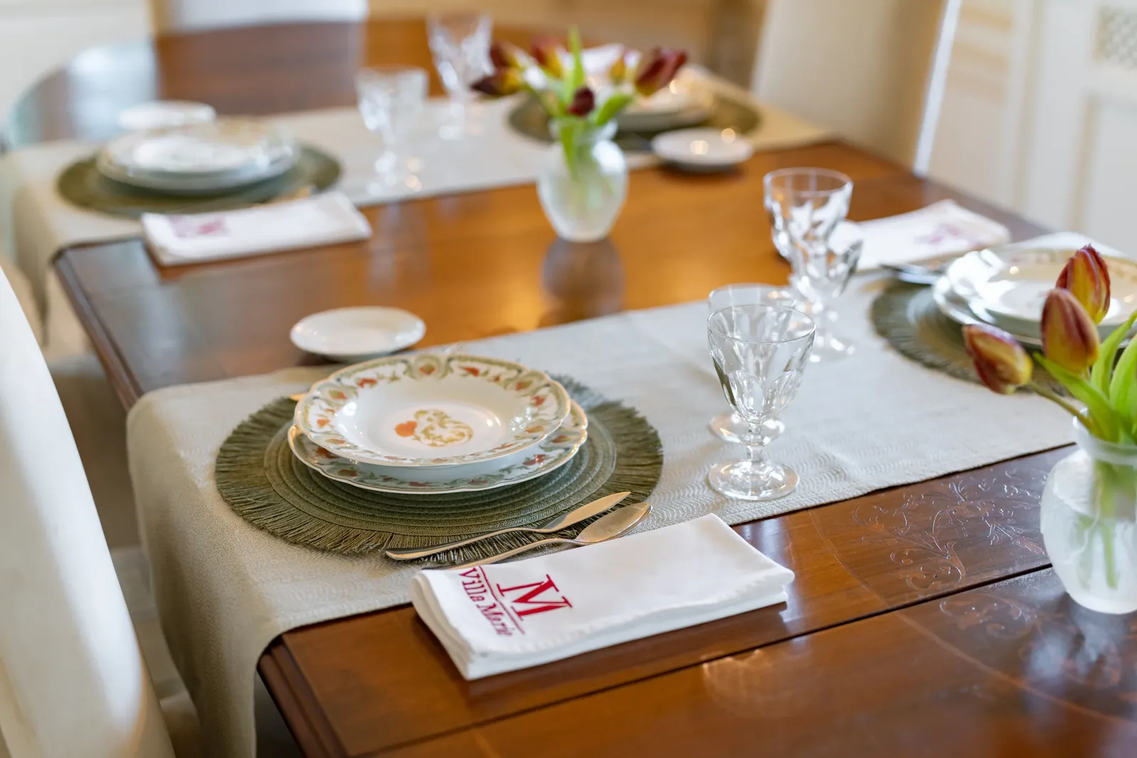 Élégant dressage de table à Villa Marie en Toscane