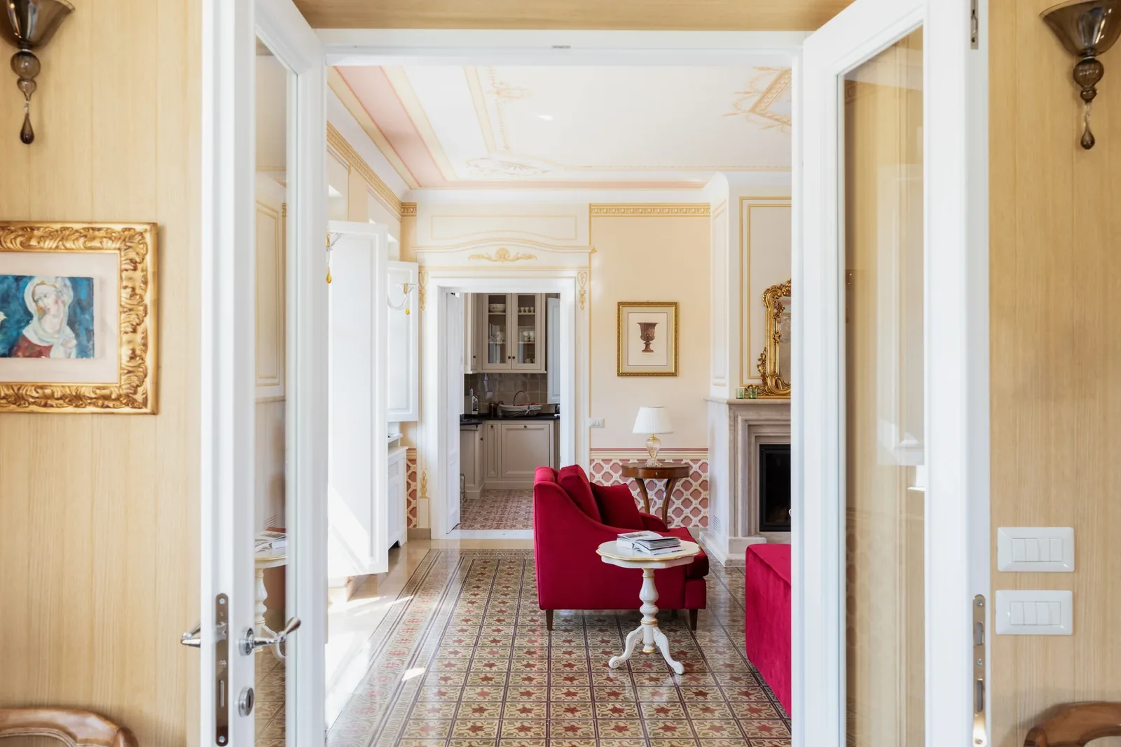 Enfilade de portes donnant sur le salon aux fauteuils rouges de Villa Marie