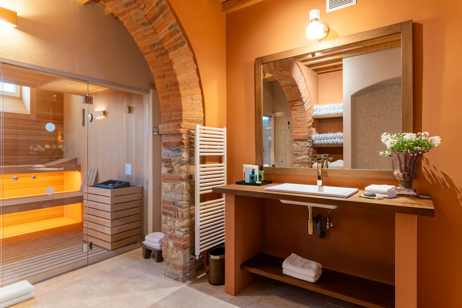 Entrée du sauna et espace des vasques sous une voûte en briques à Villa Marie