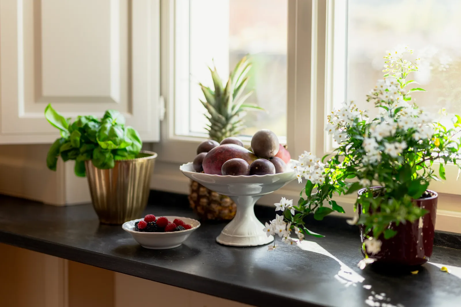 Fruits, fleurs et herbes près de la fenêtre de la cuisine de Villa Marie