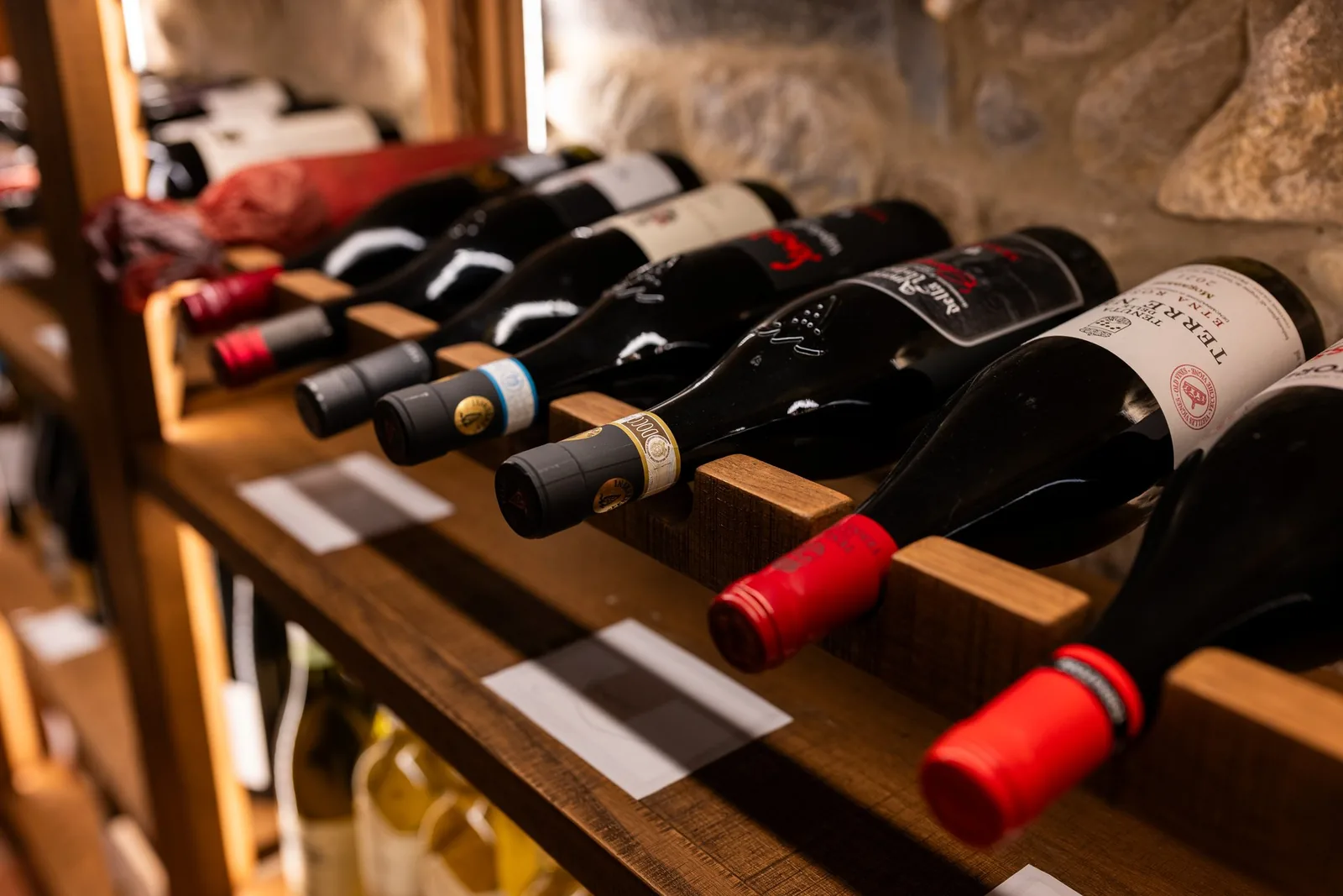 Gros plan sur les bouteilles de vin rangées dans la cave privée de Villa Marie