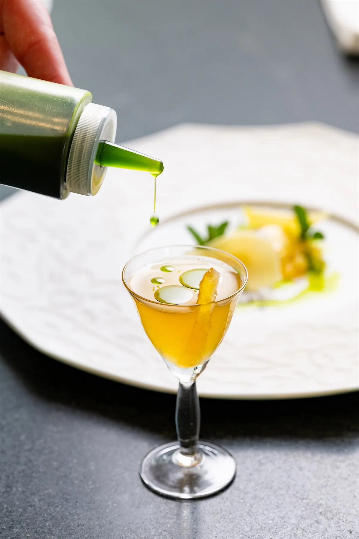 Huile versée dans un verre pour accompagner une assiette du chef de Villa Marie