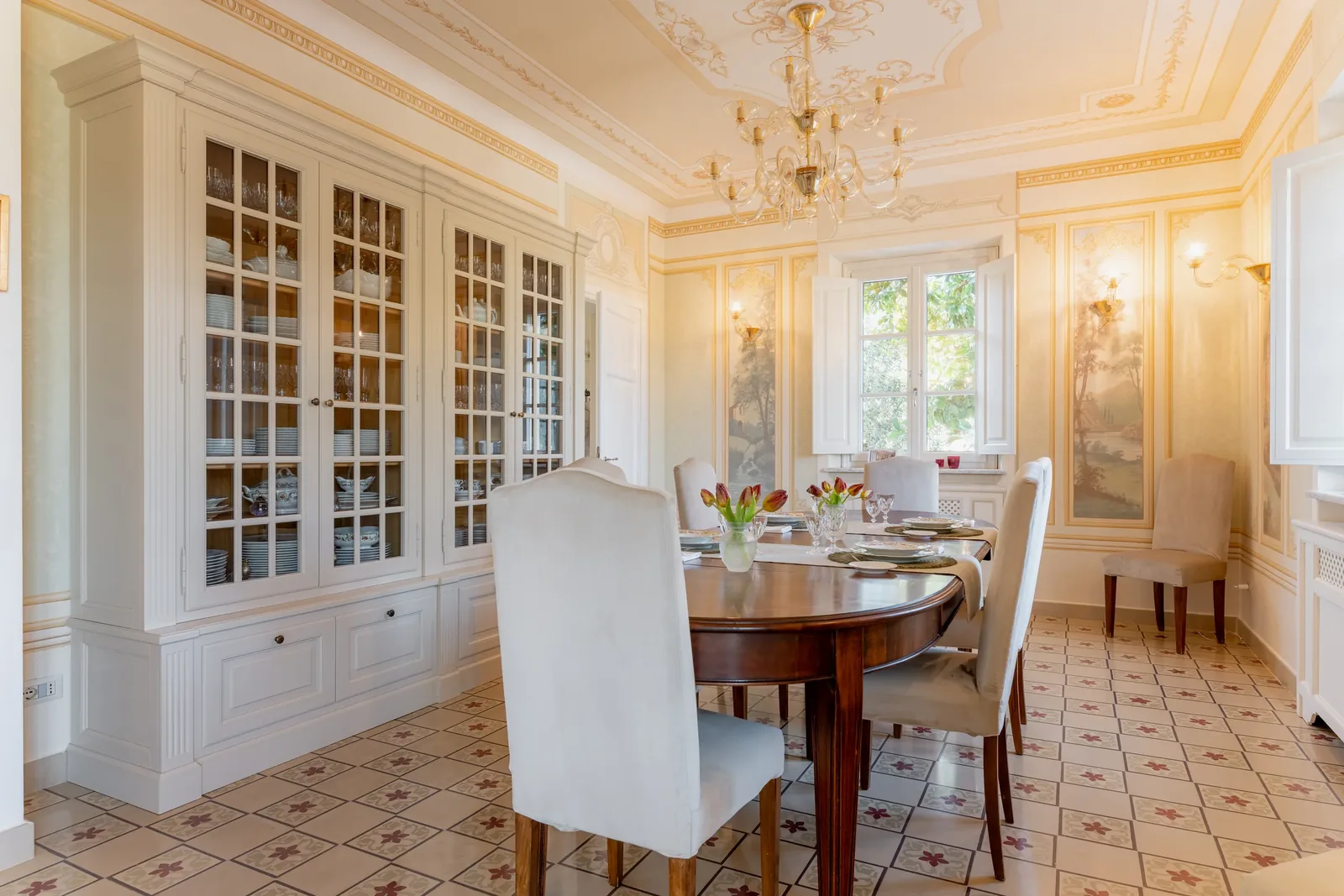 Intérieur de la salle à manger de réception de Villa Marie en Toscane
