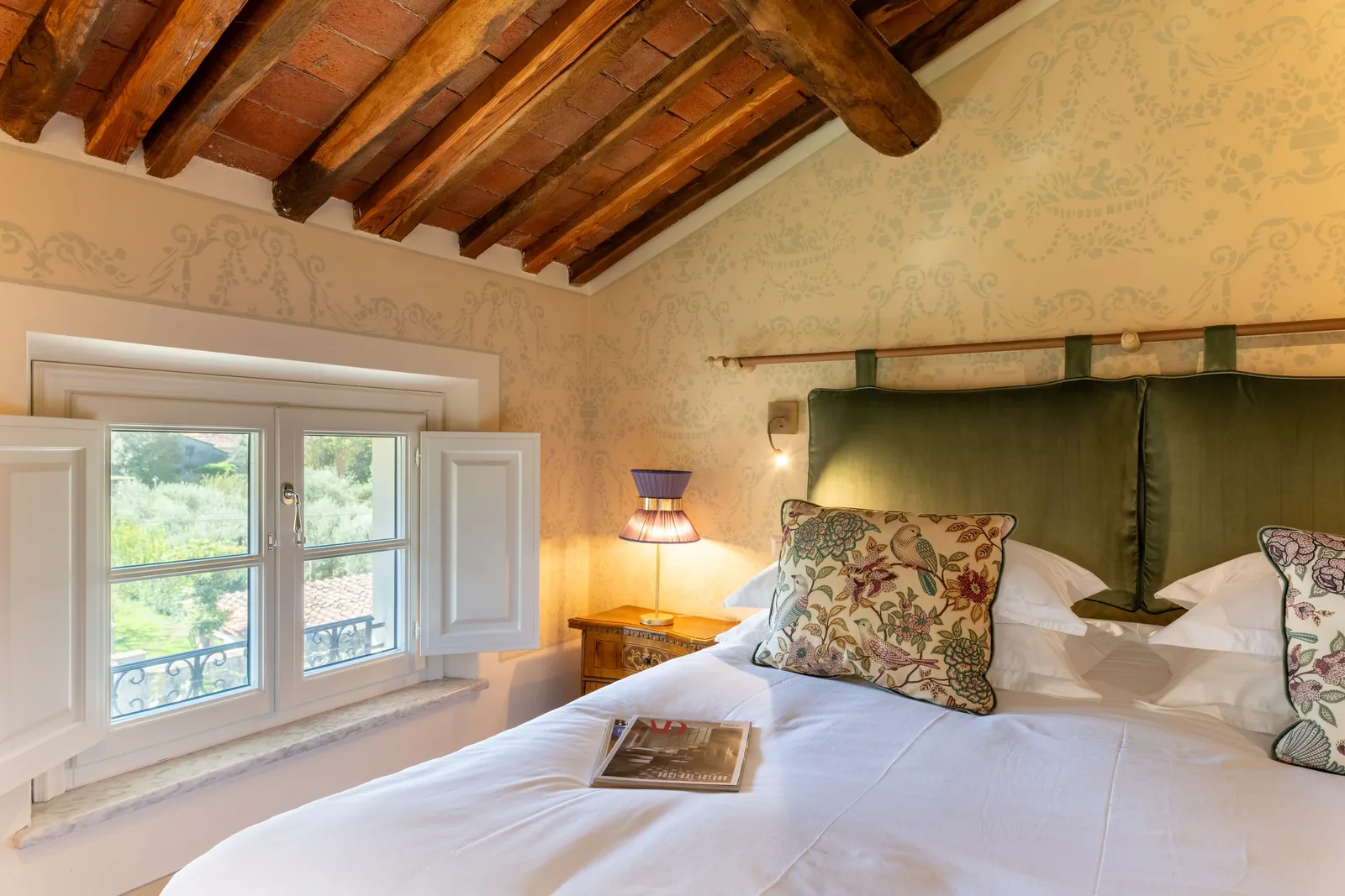Lit de la Chambre verte de Villa Marie sous les poutres, près des fenêtres