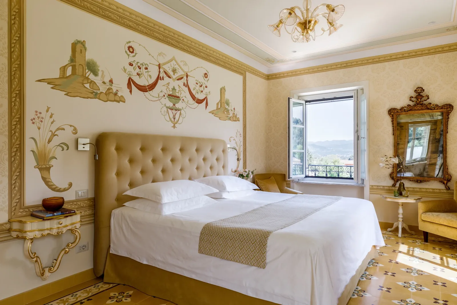 Lit double et fresques murales de la Chambre jaune de Villa Marie
