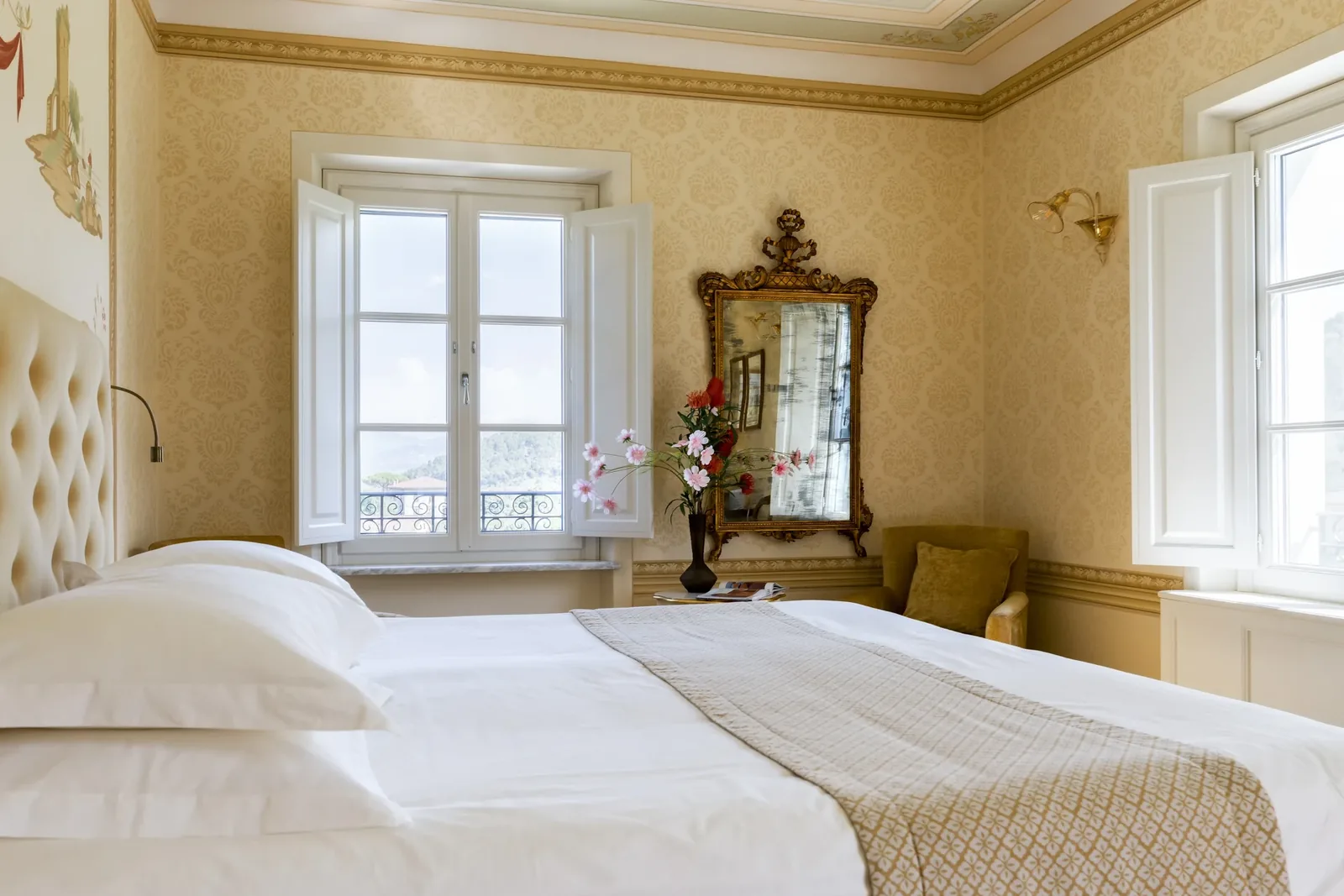 Lit, miroir doré et fenêtre de la Chambre jaune de Villa Marie