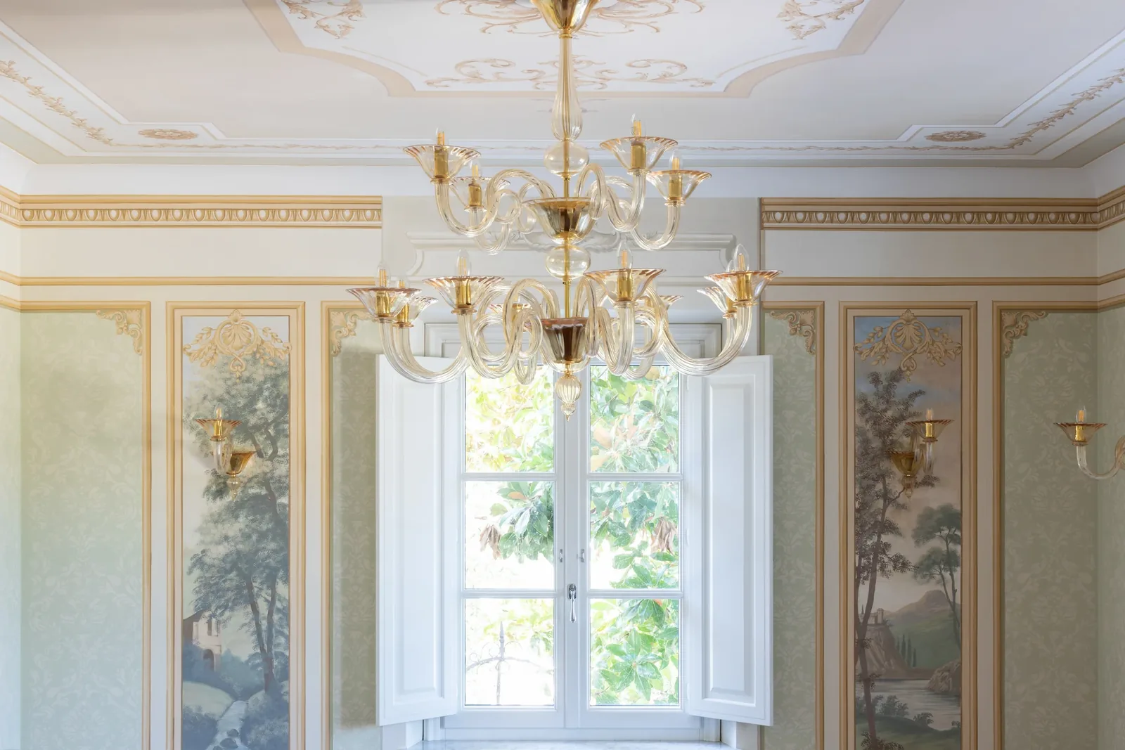Lustre devant la fenêtre et les décors peints de la salle à manger de Villa Marie