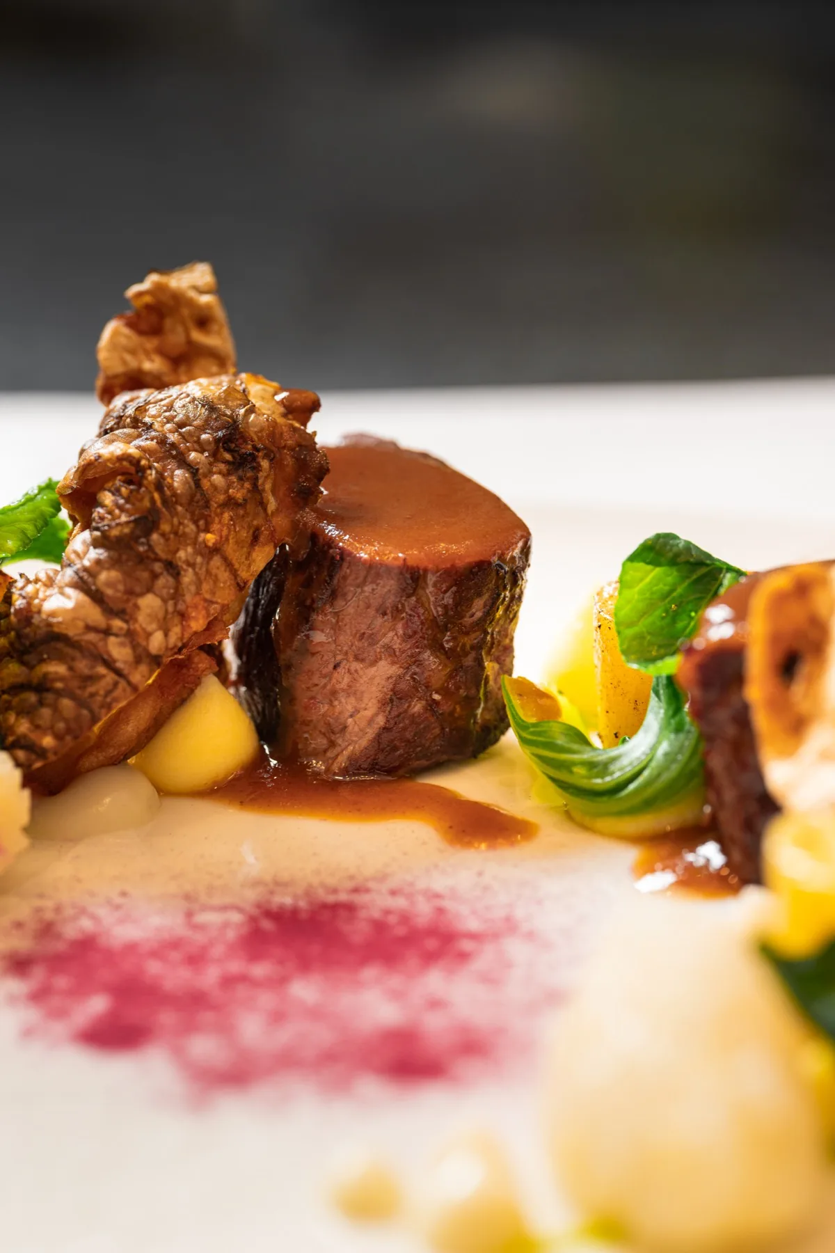 Médaillon de viande rôti avec sauce et garnitures à Villa Marie