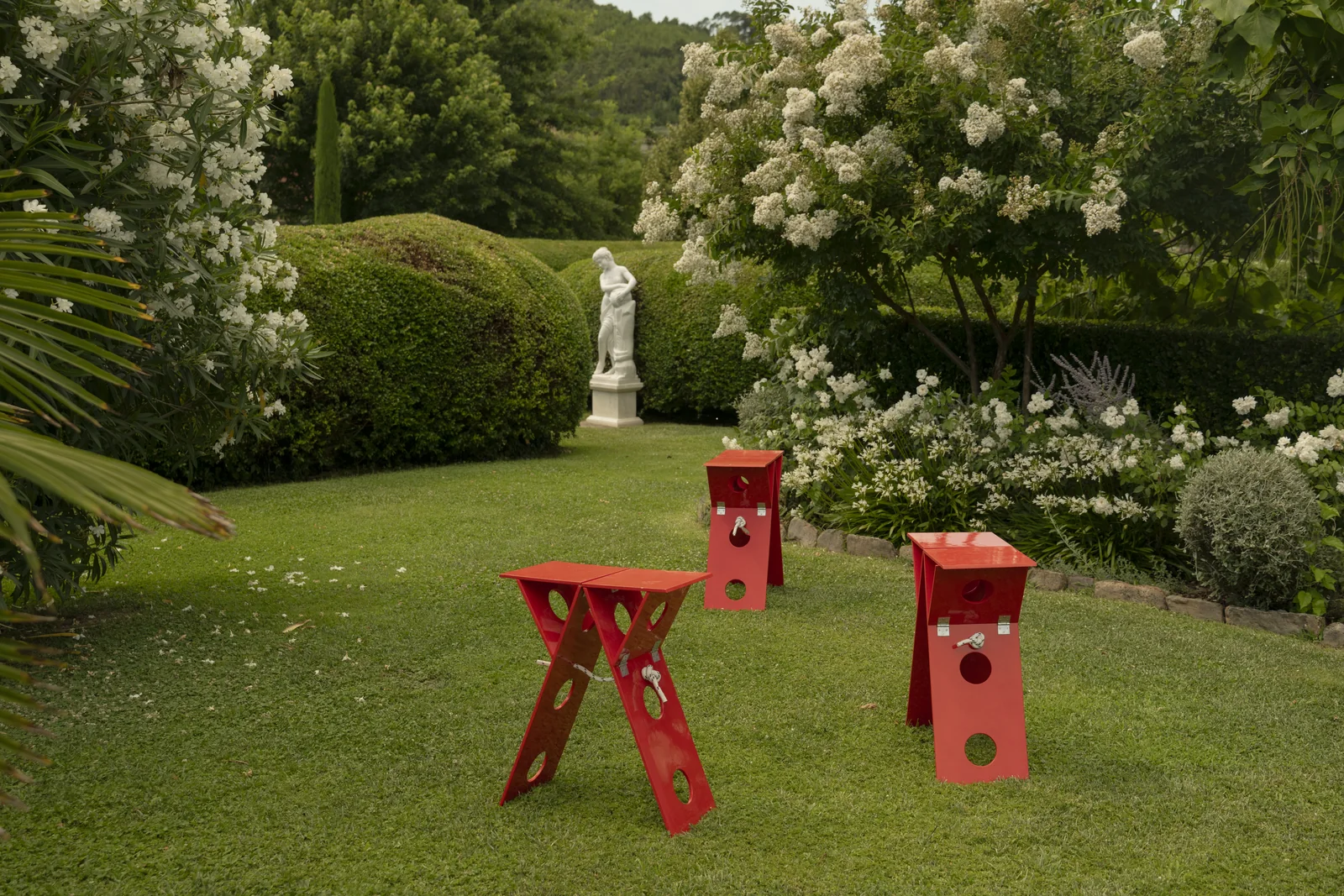 Œuvres rouges parmi les fleurs d’été du Jardin d’art de Villa Marie