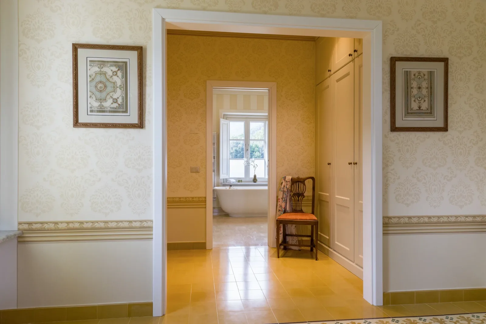 Passage entre les pièces de la suite jaune de Villa Marie