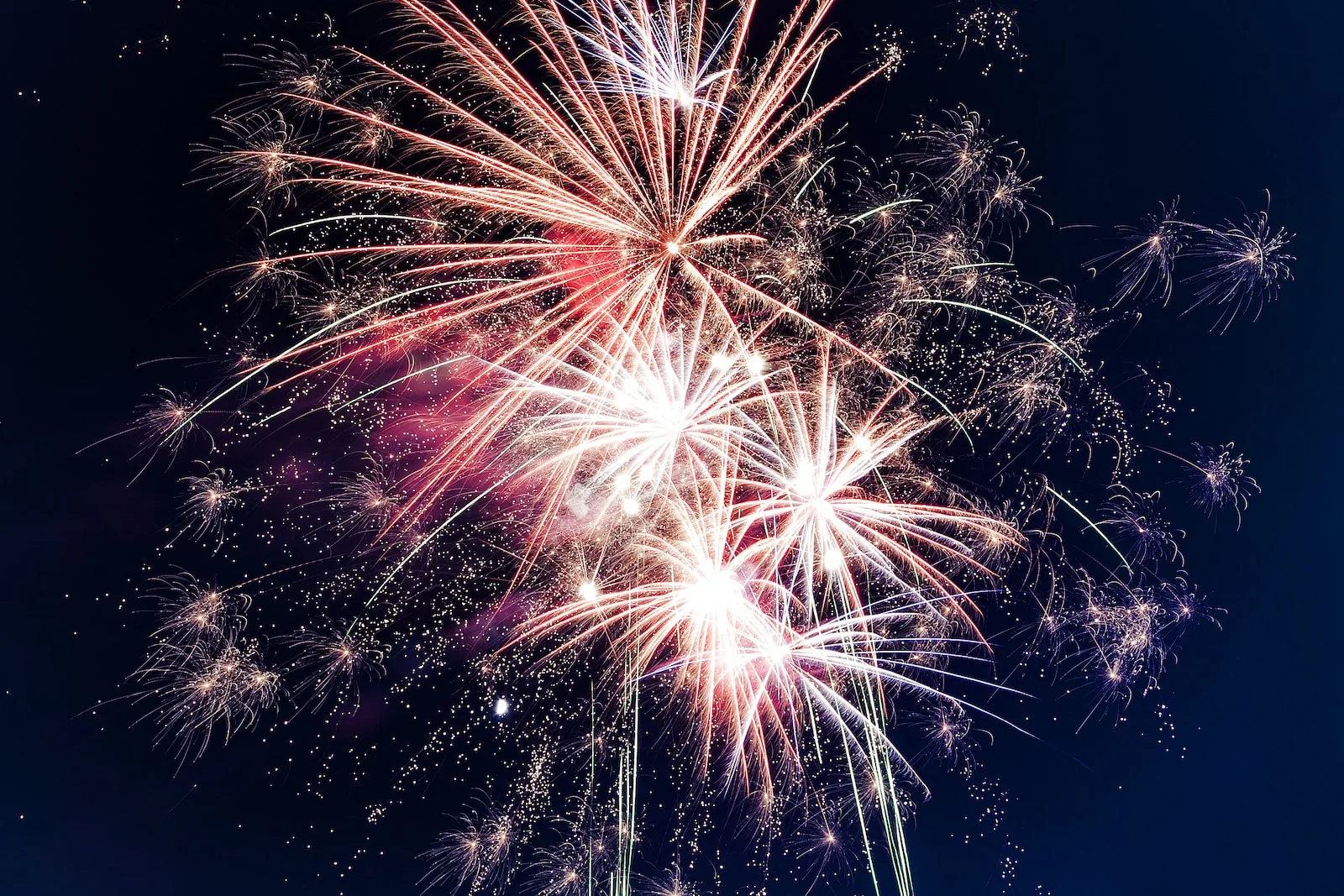 Photographie en pose longue d’un feu d’artifice nocturne