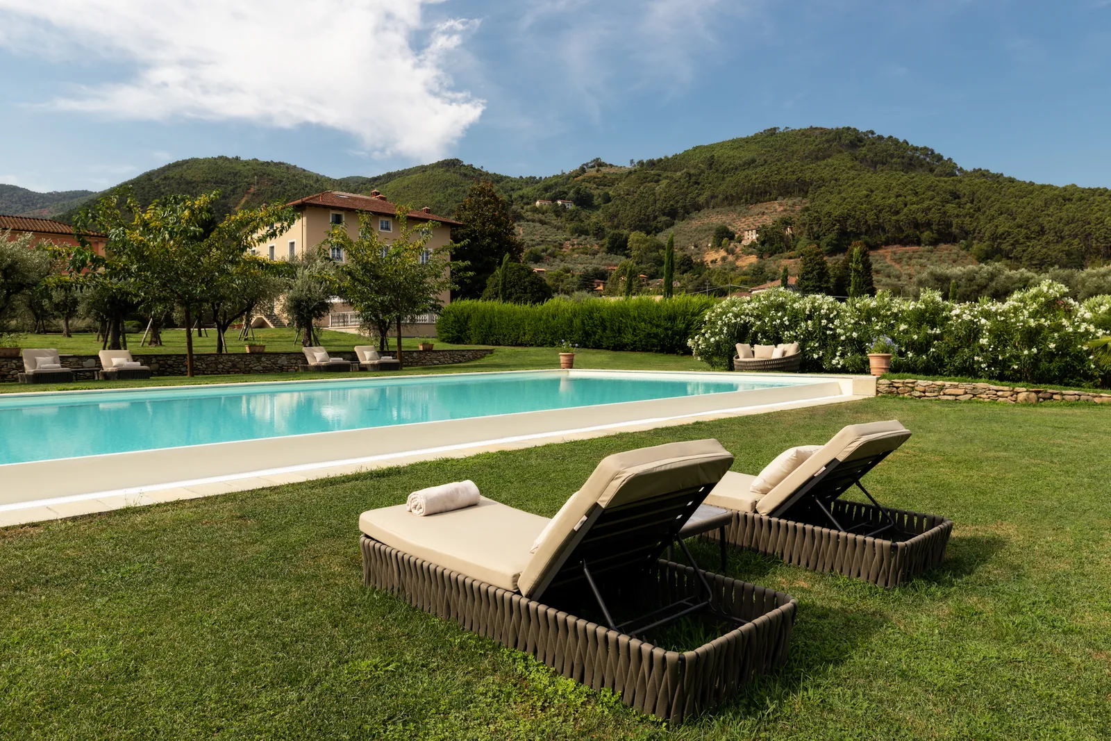 Piscine extérieure et transats face aux collines à Villa Marie