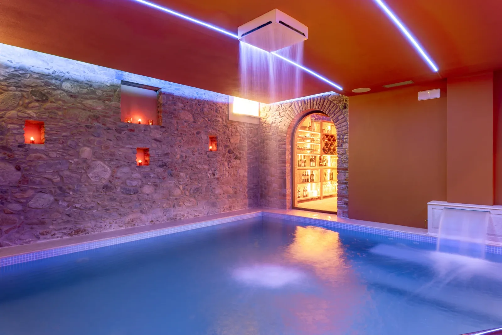 Piscine intérieure de Villa Marie avec cascade et éclairage violet