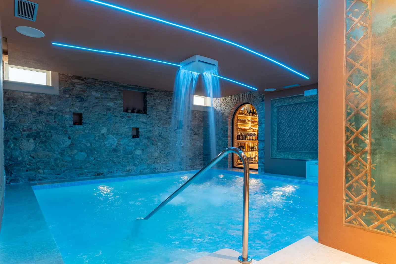 Piscine intérieure du spa privé avec cascade à Villa Marie en Toscane