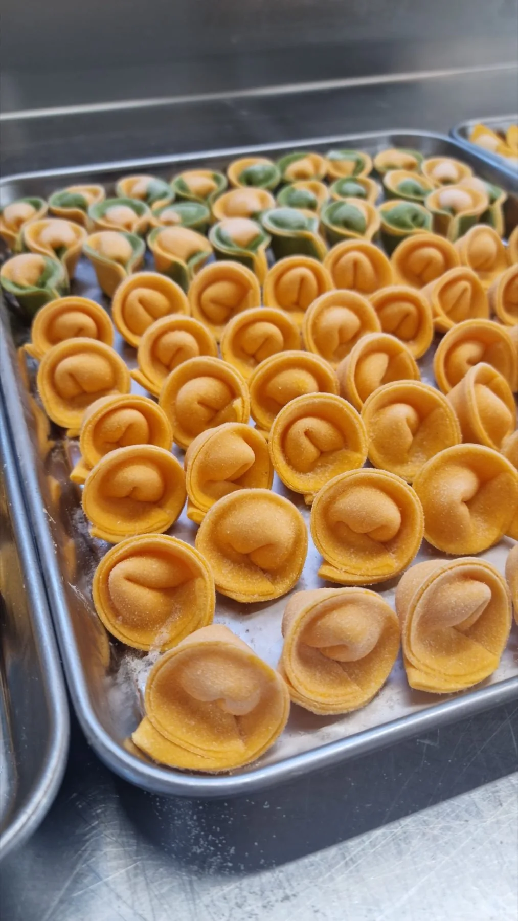 Plateau de pâtes fraîches façonnées à la main pour un cours de cuisine à Villa Marie