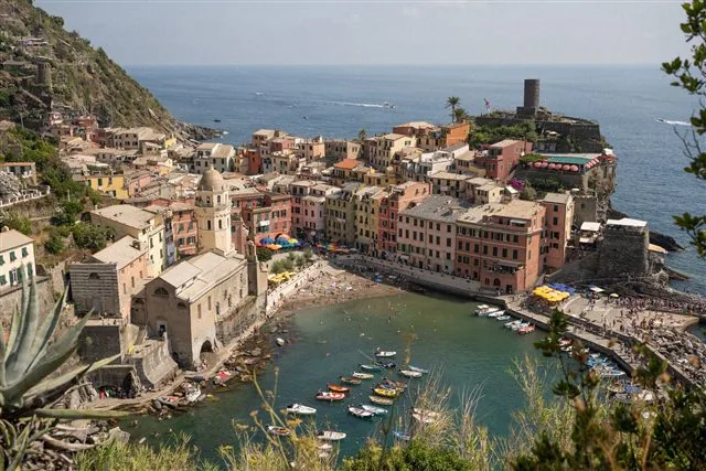 Port de Vernazza et maisons des Cinque Terre vus depuis les hauteurs