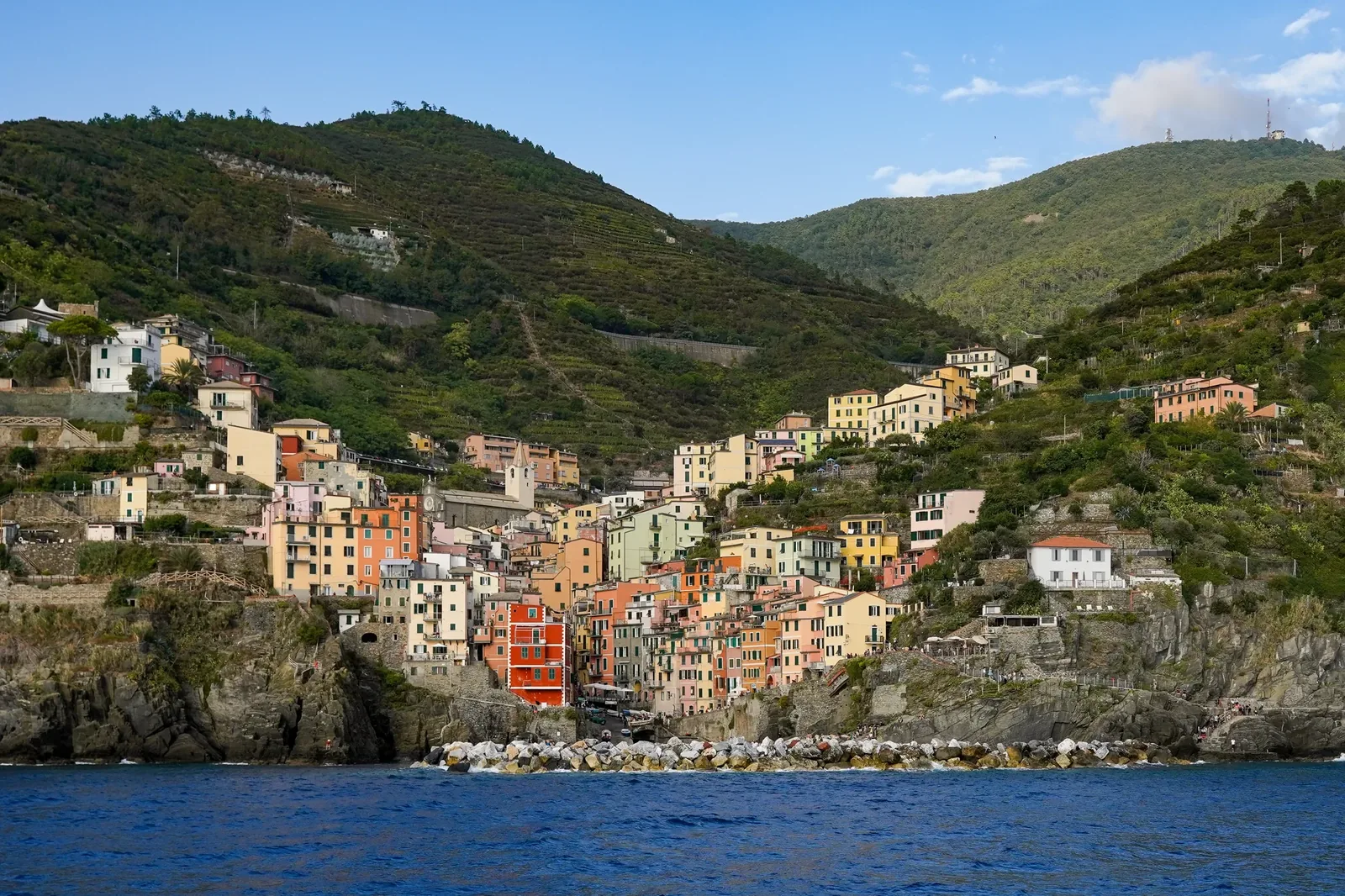 Riomaggiore et son port vus depuis la mer, à l’approche des Cinque Terre