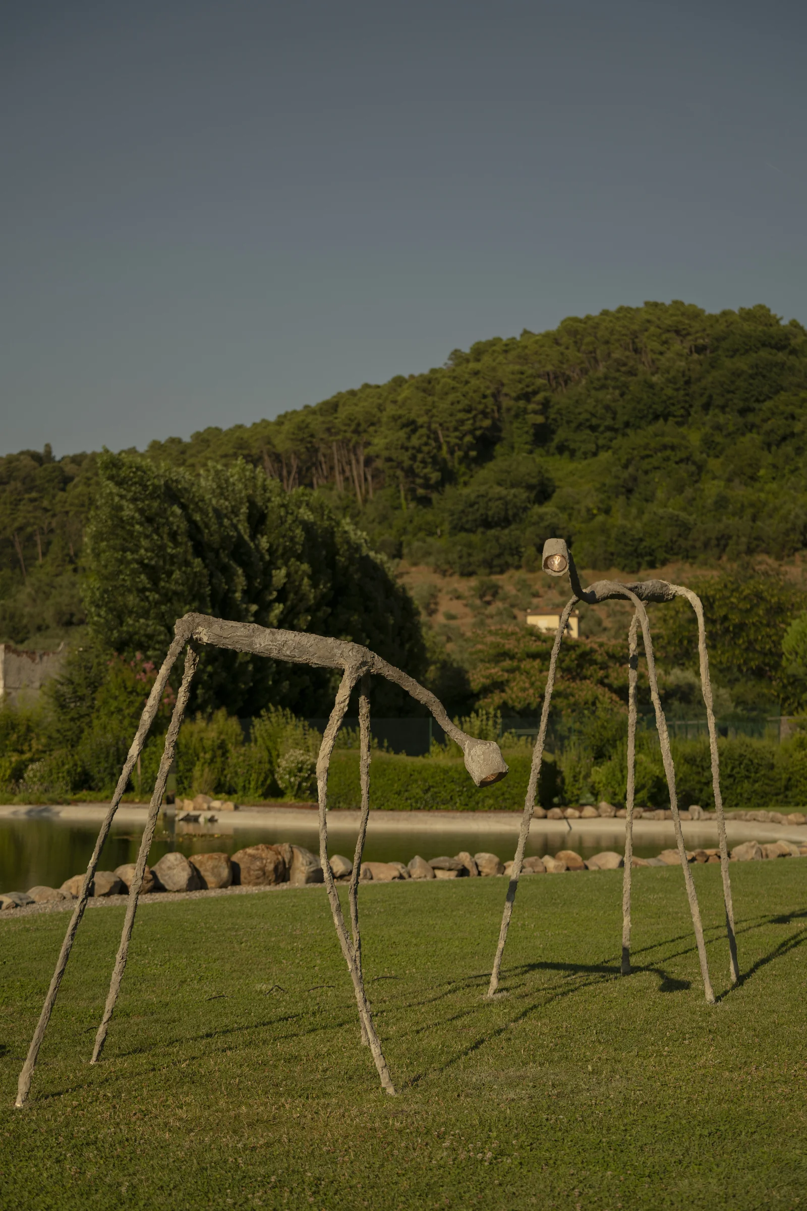 Sculptures figuratives près du bassin du jardin de Villa Marie