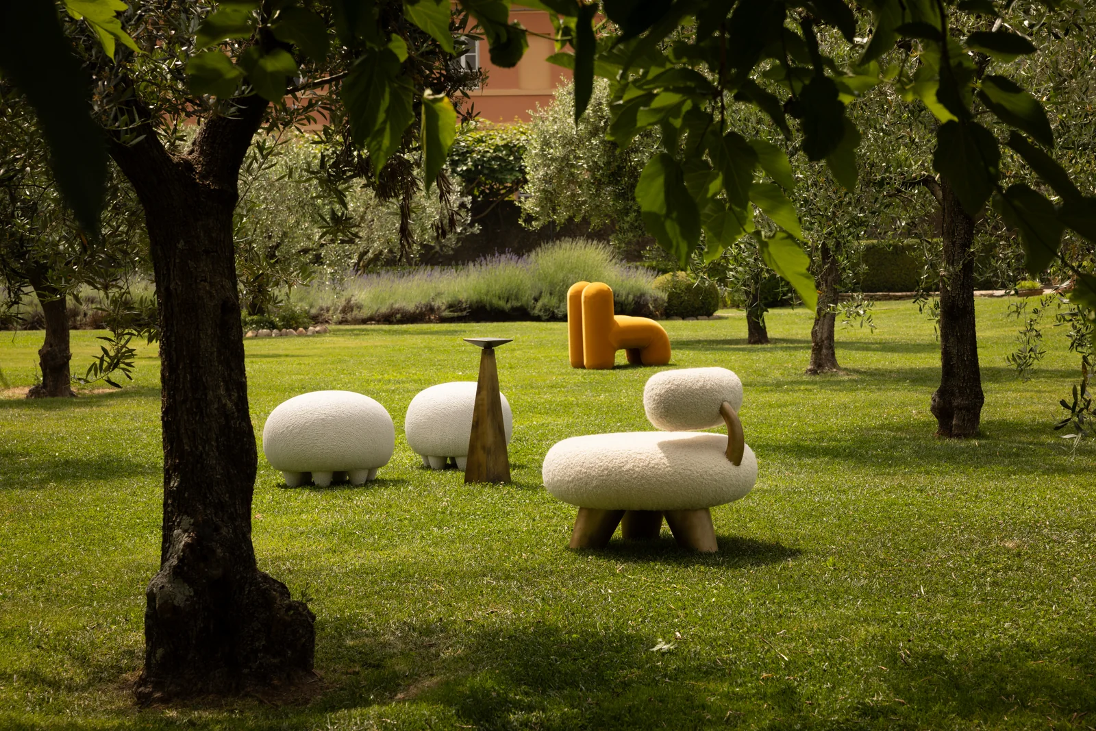 Sièges sculpturaux sous les oliviers du Jardin d’art de Villa Marie