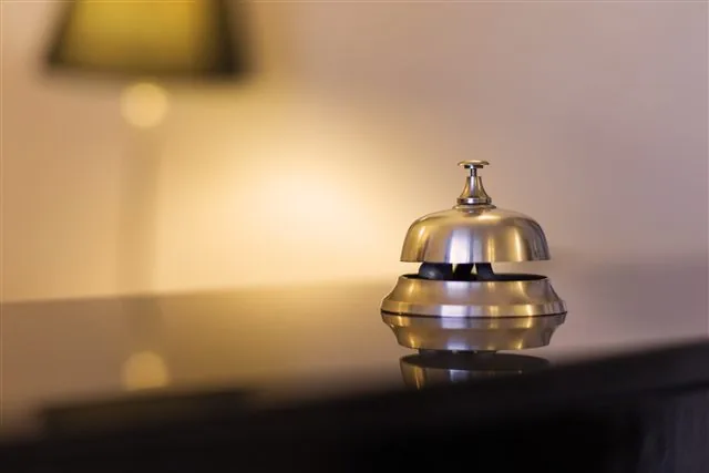 Sonnette de comptoir illustrant le service de conciergerie