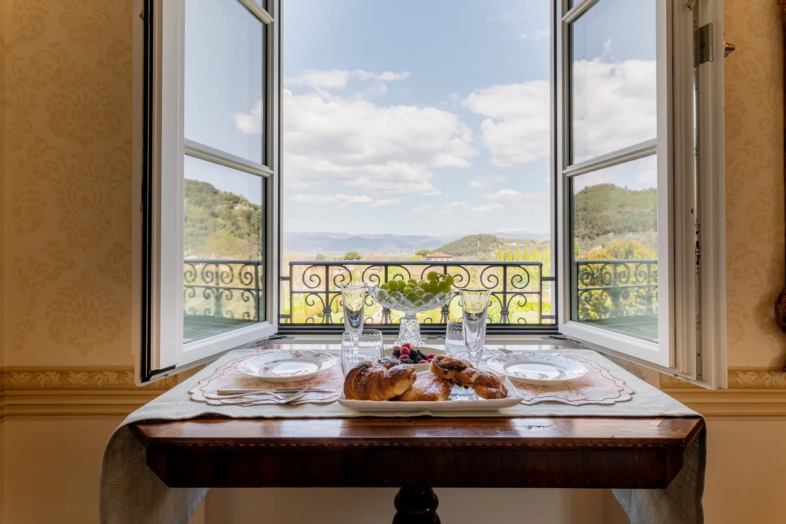 Table du petit-déjeuner et vue sur la Toscane depuis la Chambre jaune de Villa Marie