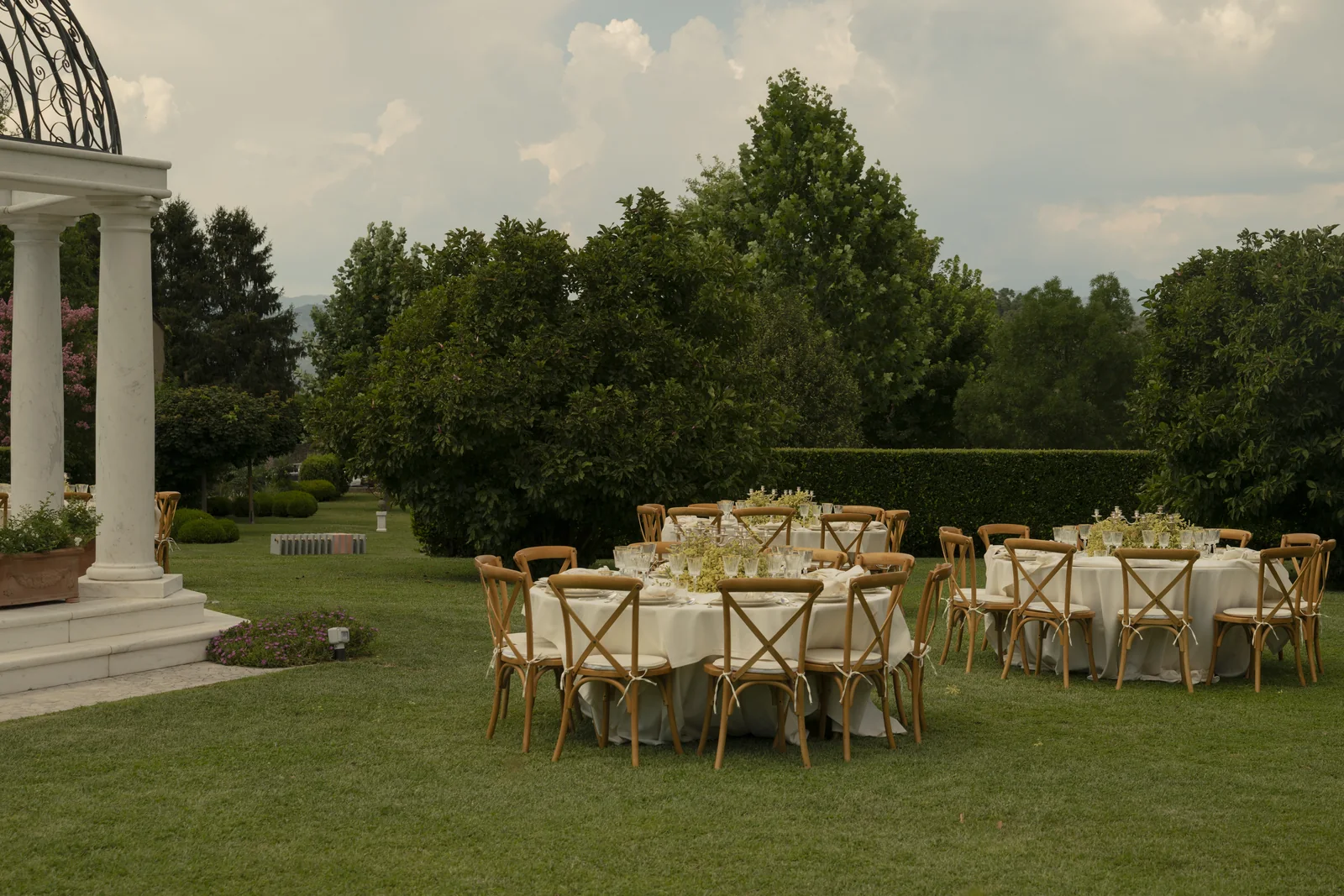 Tables de réception de mariage dans le jardin privé de Villa Marie
