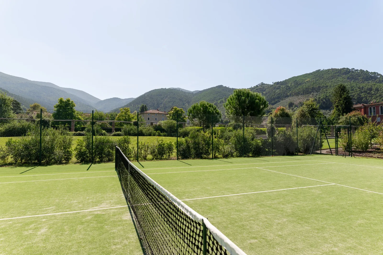 Filet du court de tennis avec les collines toscanes en arrière-plan