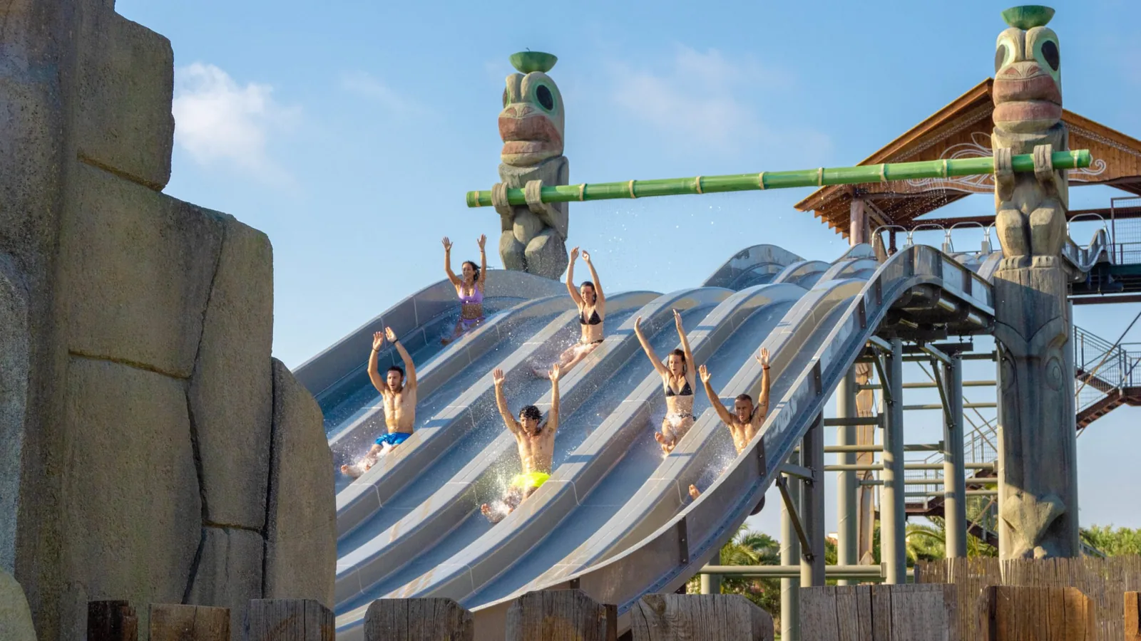 Le toboggan aquatique Pohaku à six pistes à Acqua Village, à Cecina