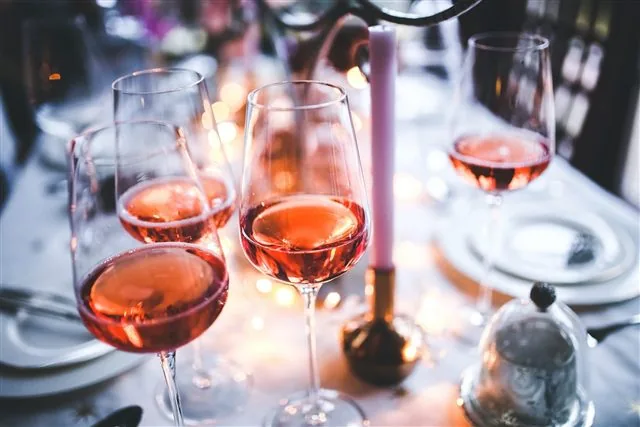 Verres de vin rosé sur une table dressée