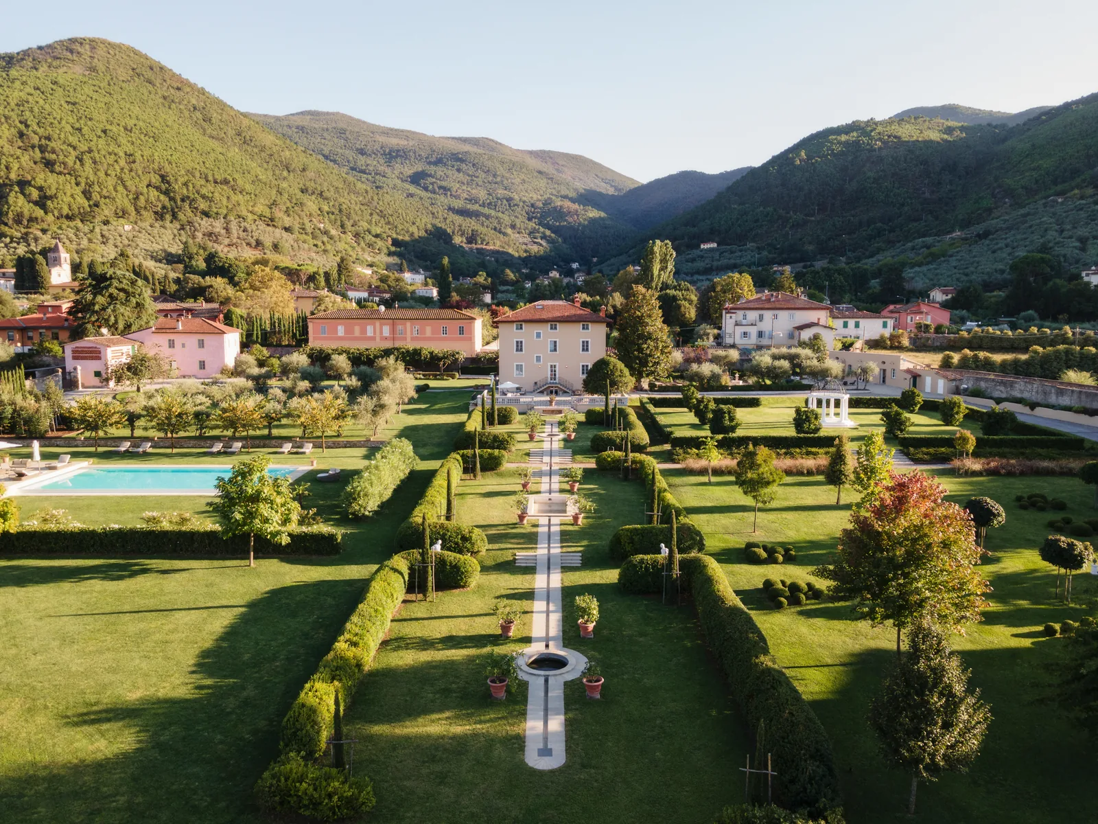Vue depuis la villa sur les jardins, la piscine et les collines de Vorno